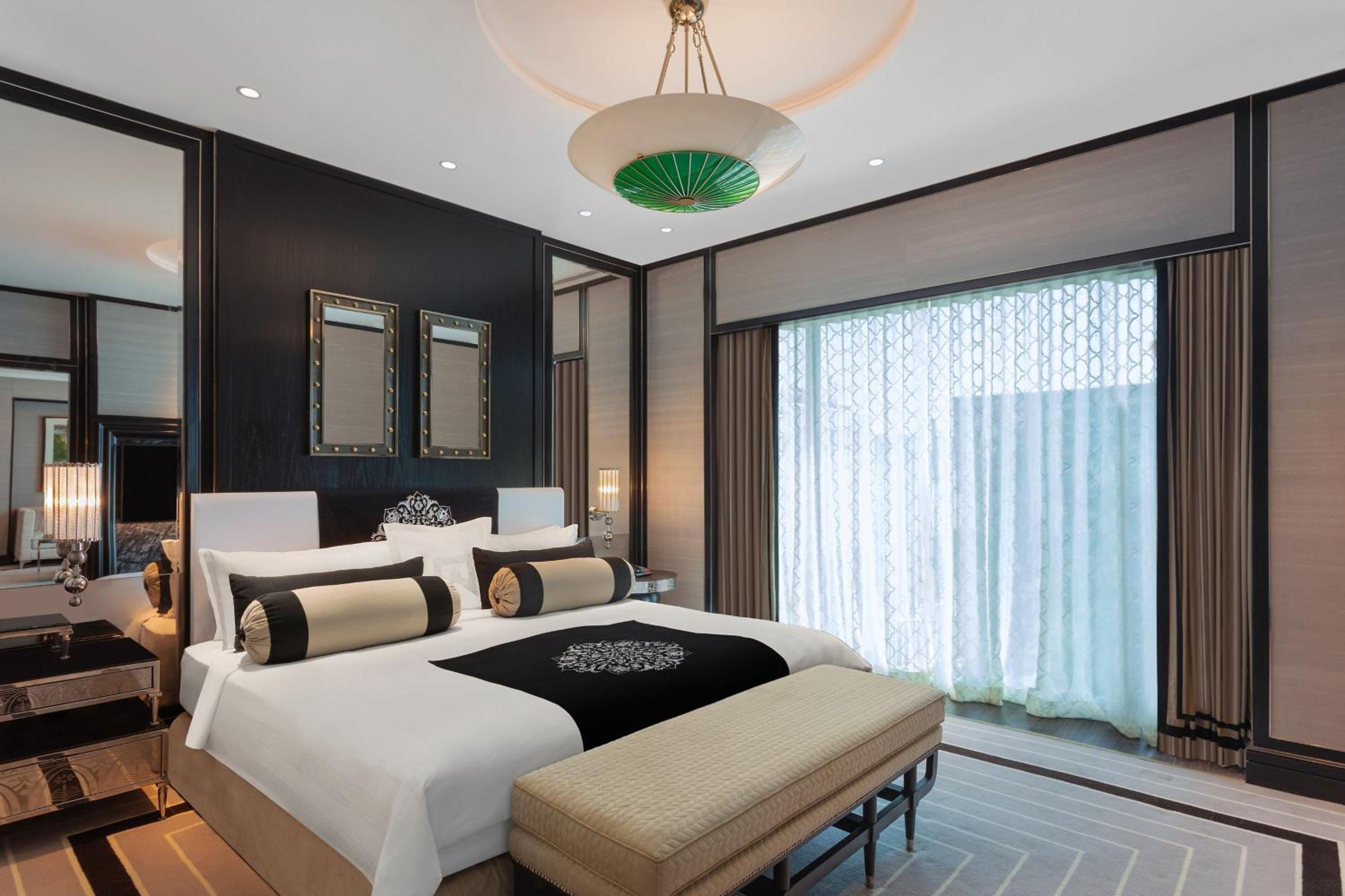 One-Bedroom Deluxe Suite with City View - Club Level - Photo 3