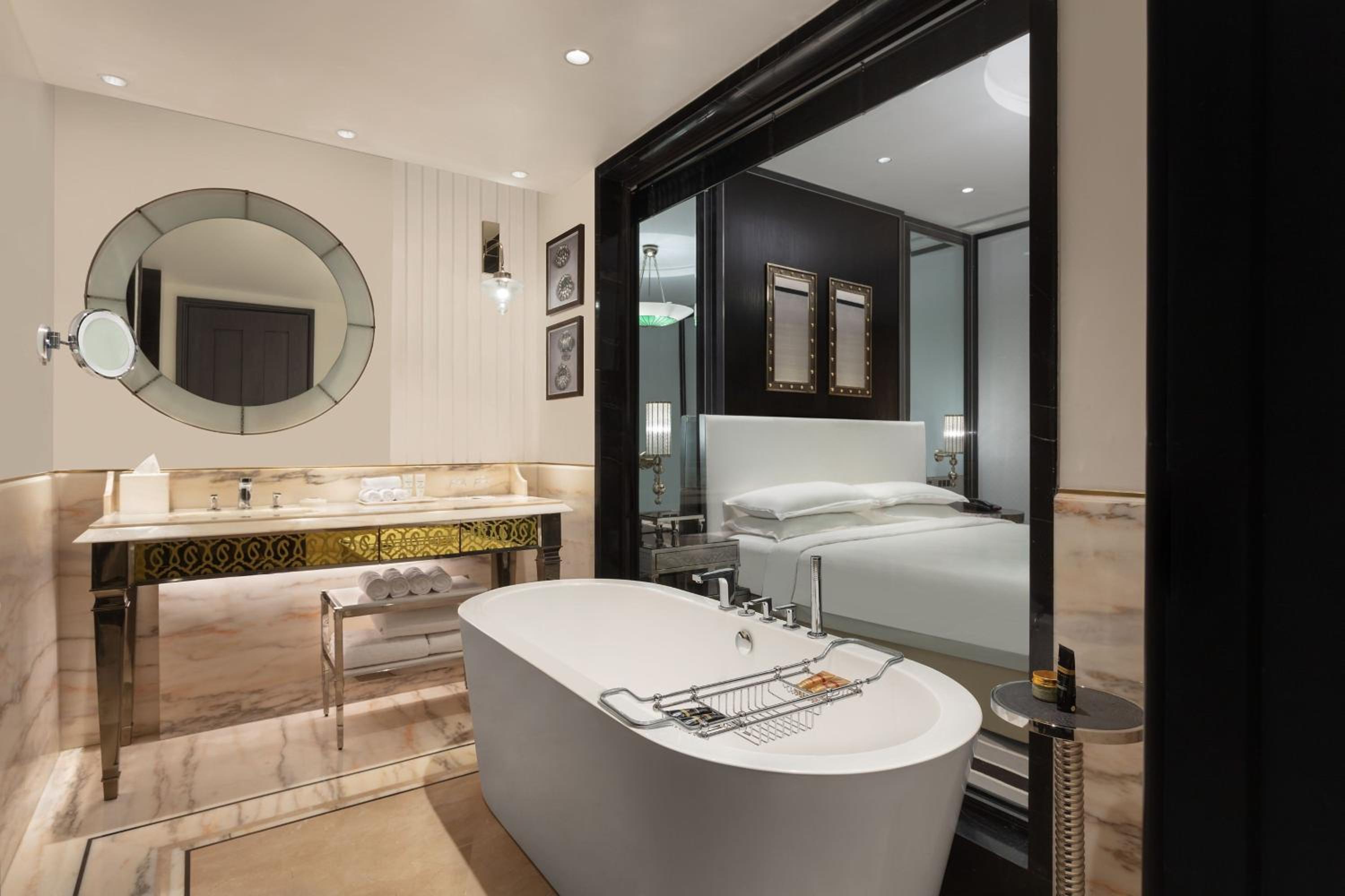 One-Bedroom Deluxe Suite with City View - Club Level - Photo 6