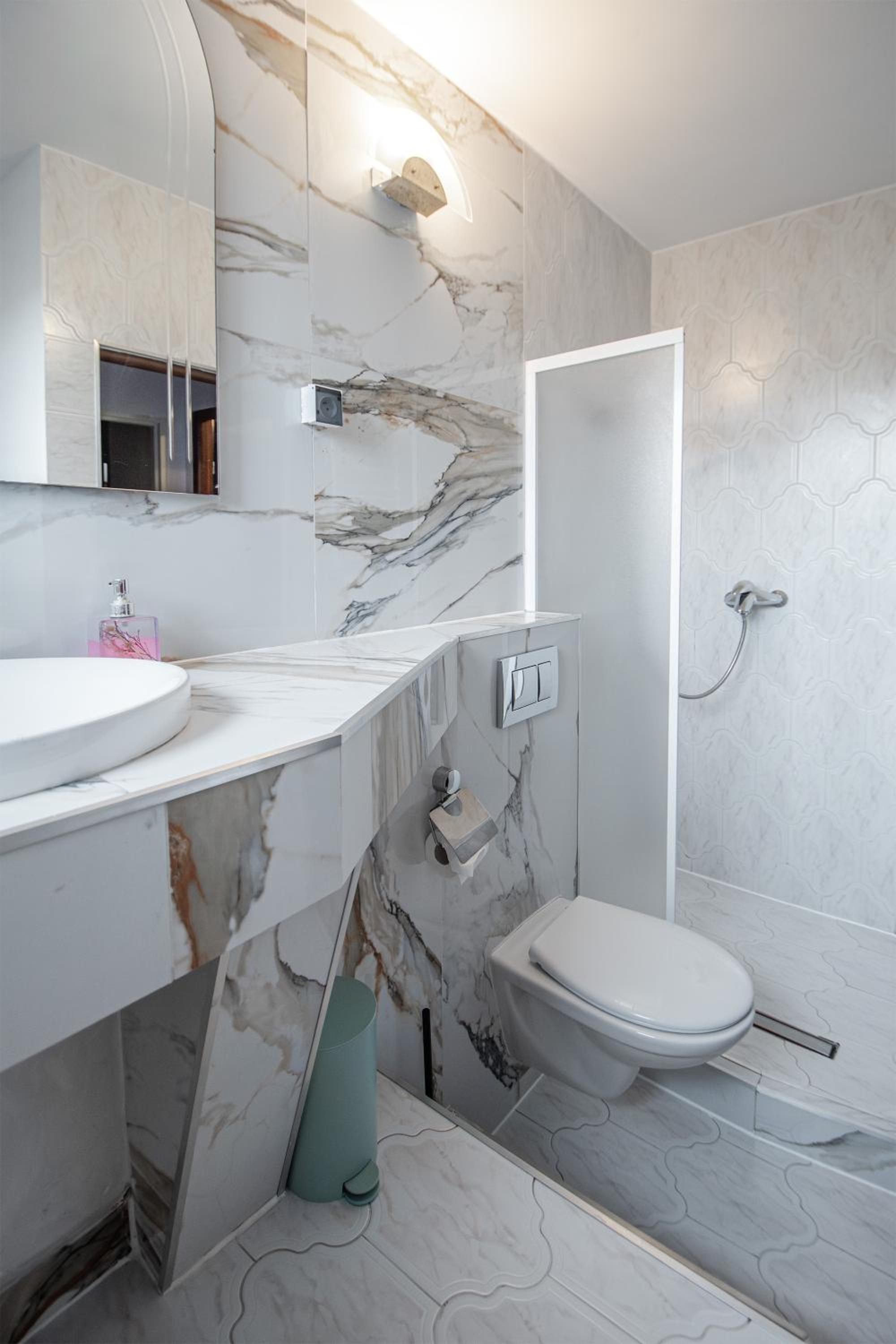 Double or Twin Room with Private Bathroom - Photo 10