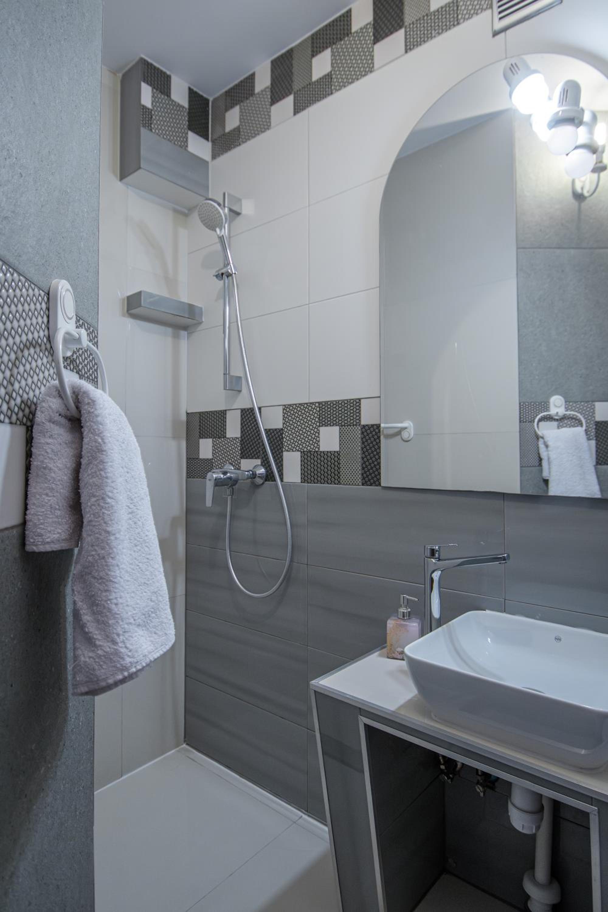 Double or Twin Room with Private Bathroom - Photo 15