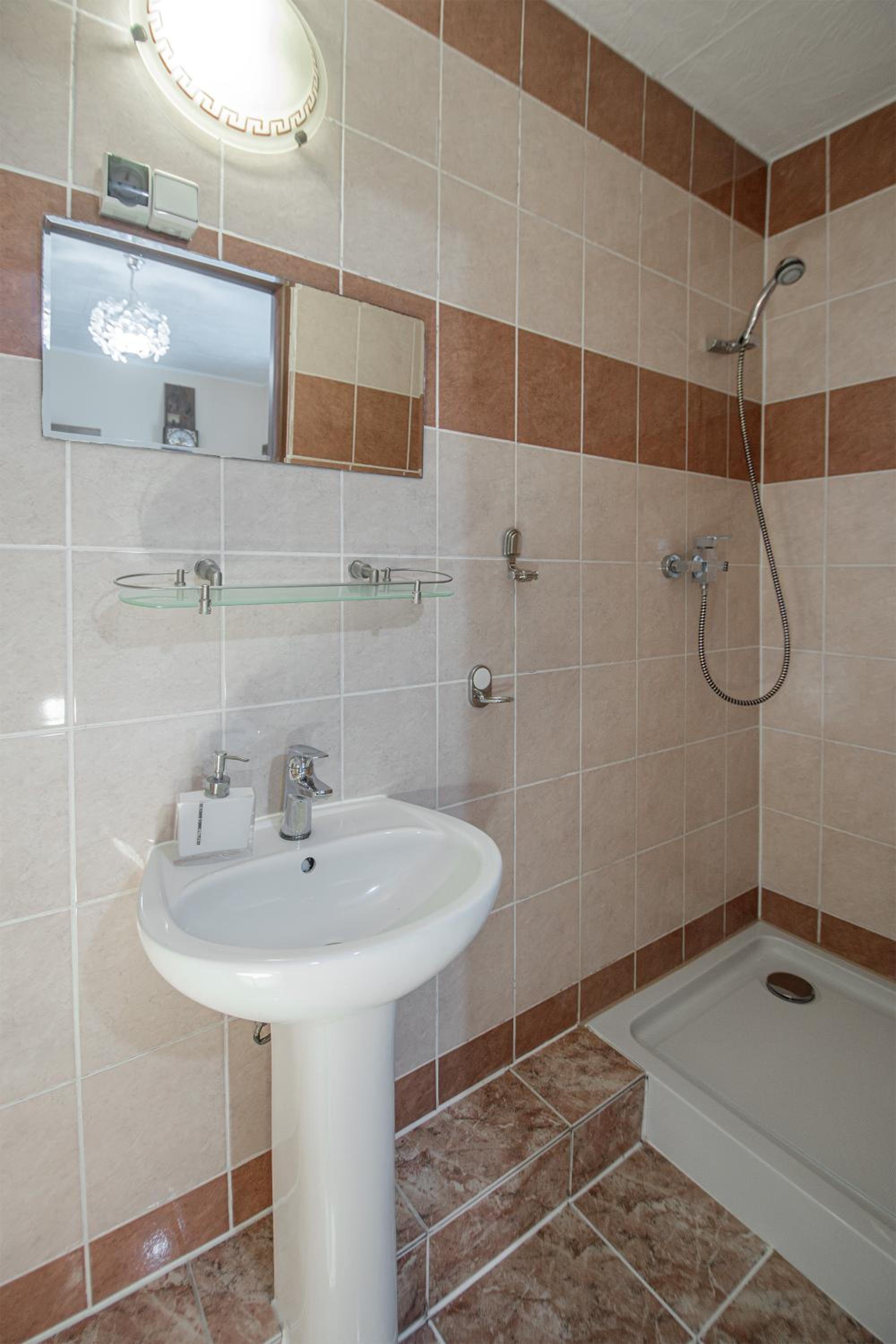 Double or Twin Room with Private Bathroom - Photo 4