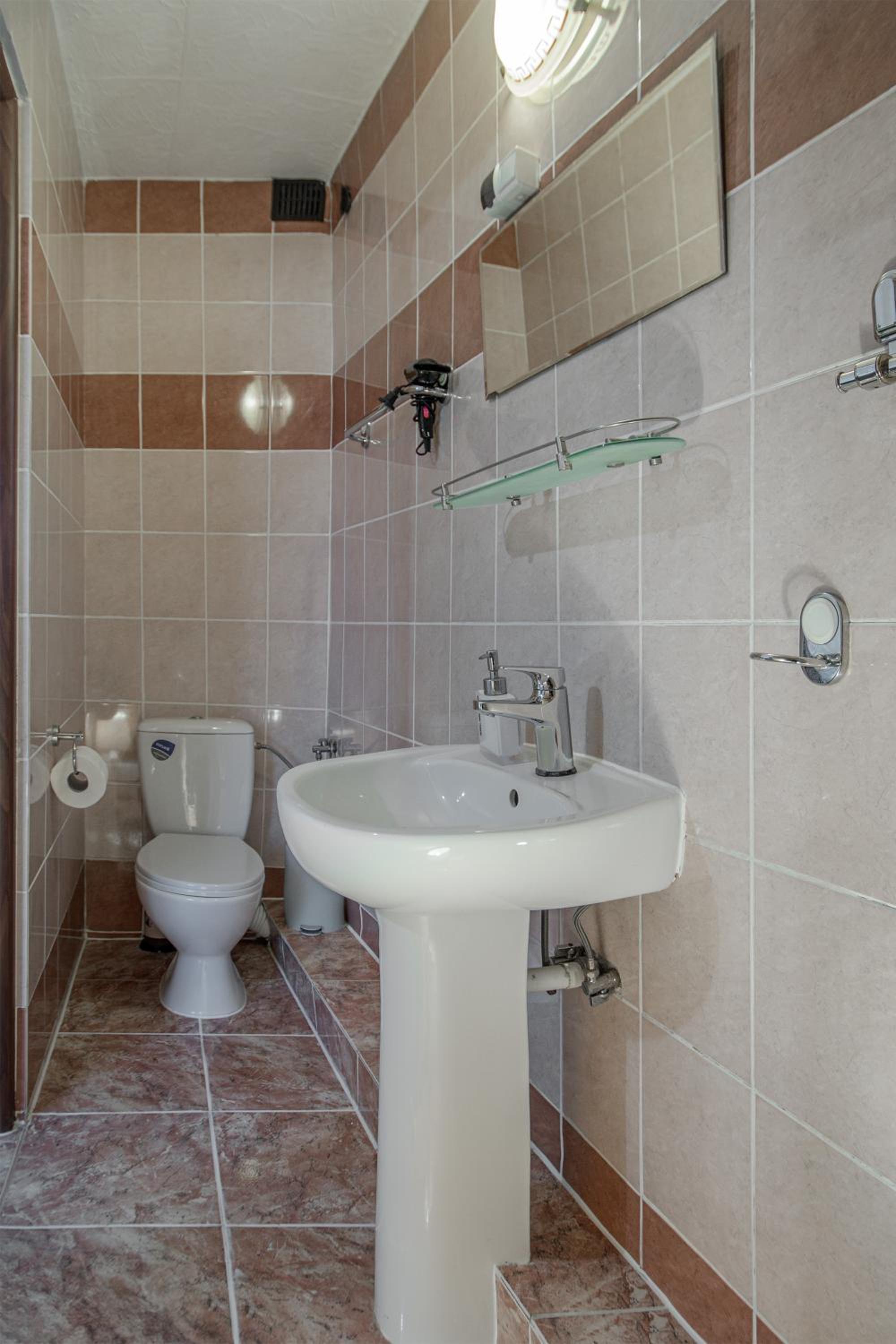 Double or Twin Room with Private Bathroom - Photo 5