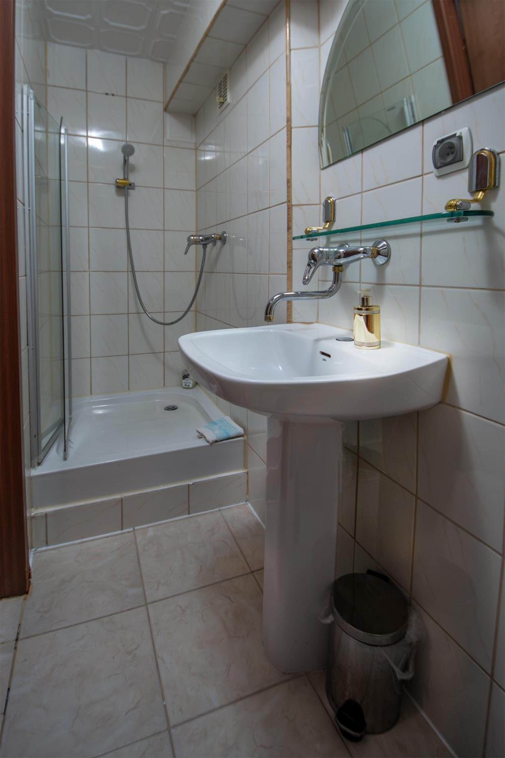 Double or Twin Room with Private Bathroom - Photo 18
