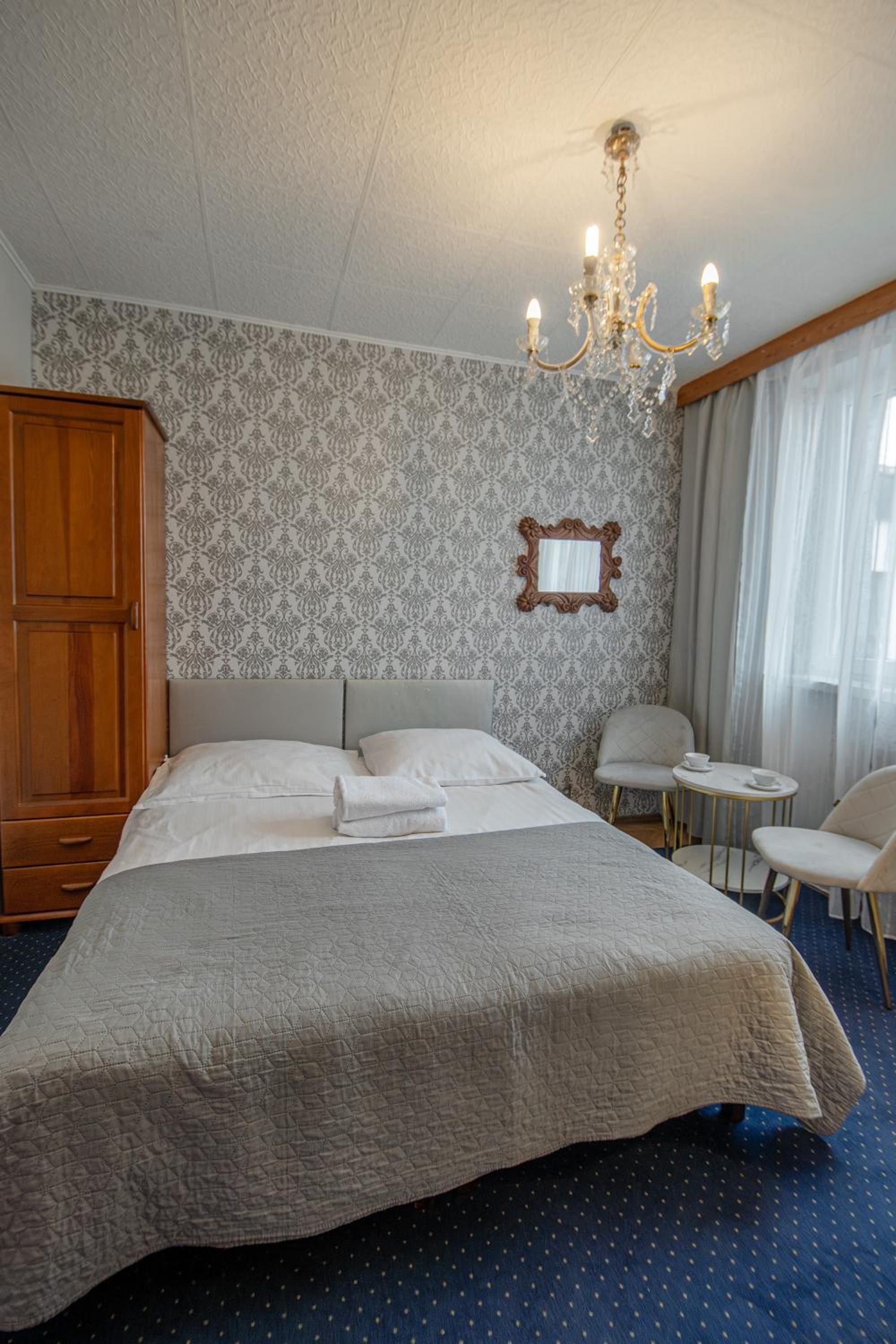 Double or Twin Room with Private Bathroom - Photo 11
