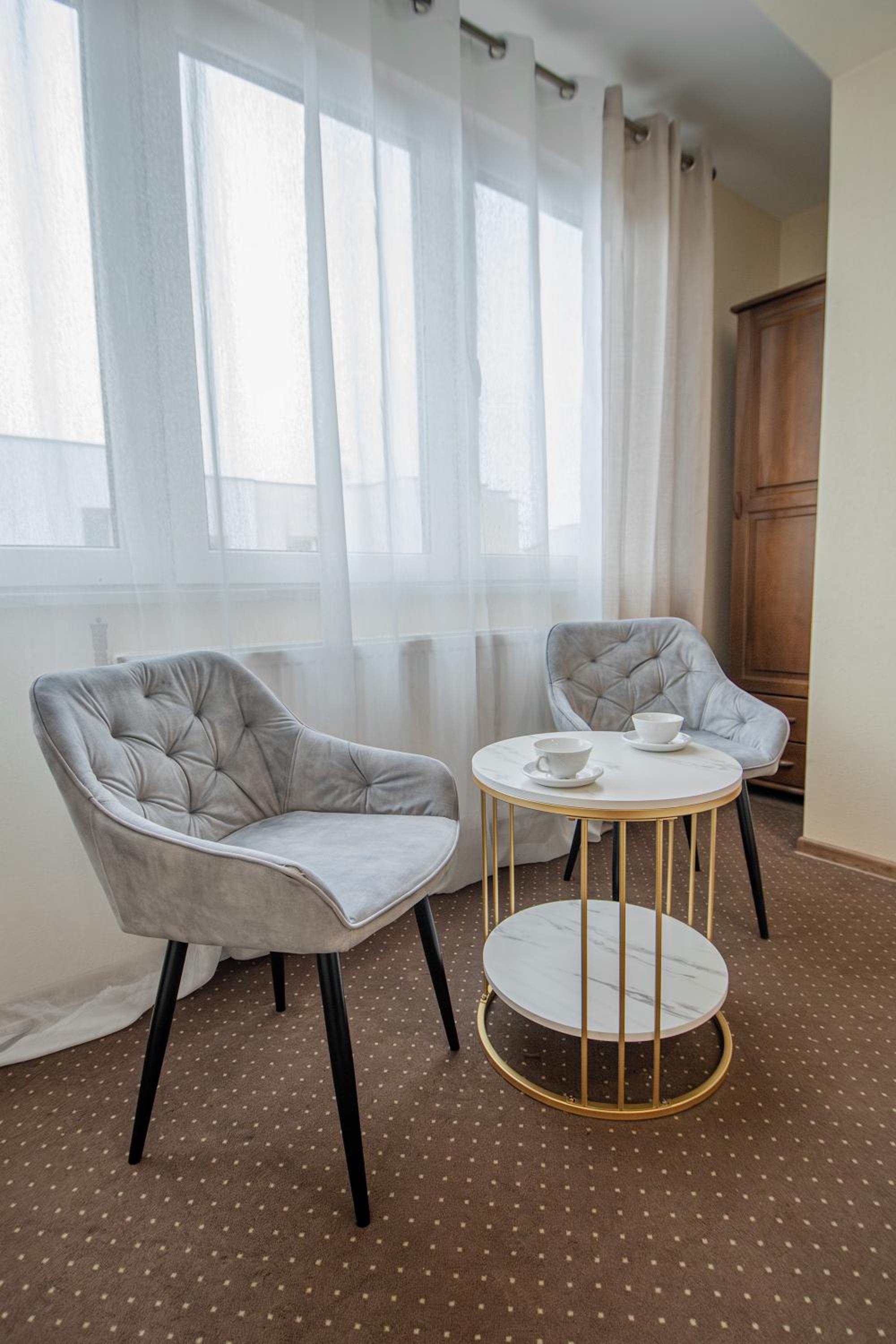 Double or Twin Room with Private Bathroom - Photo 2