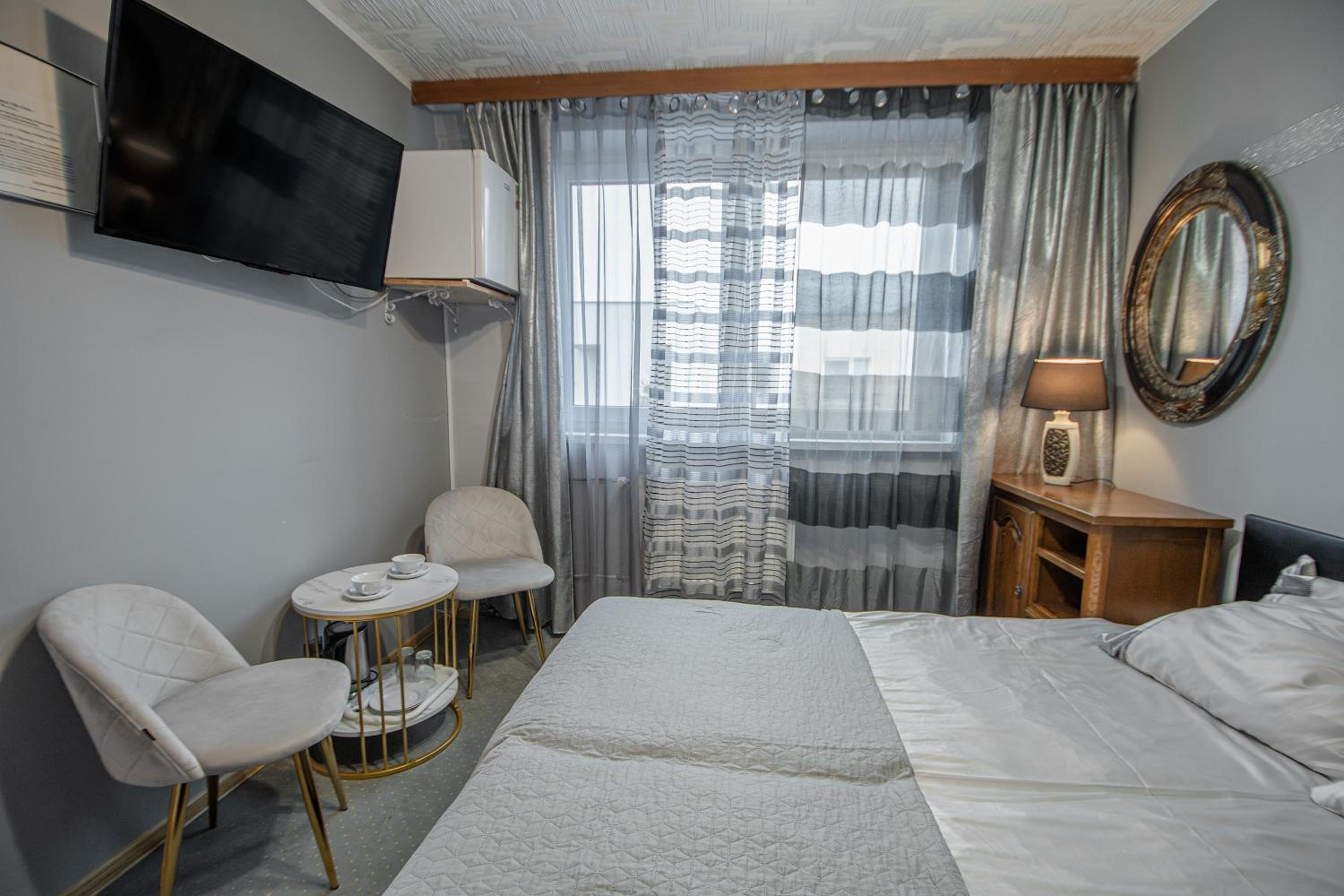 Double or Twin Room with Private Bathroom - Photo 6