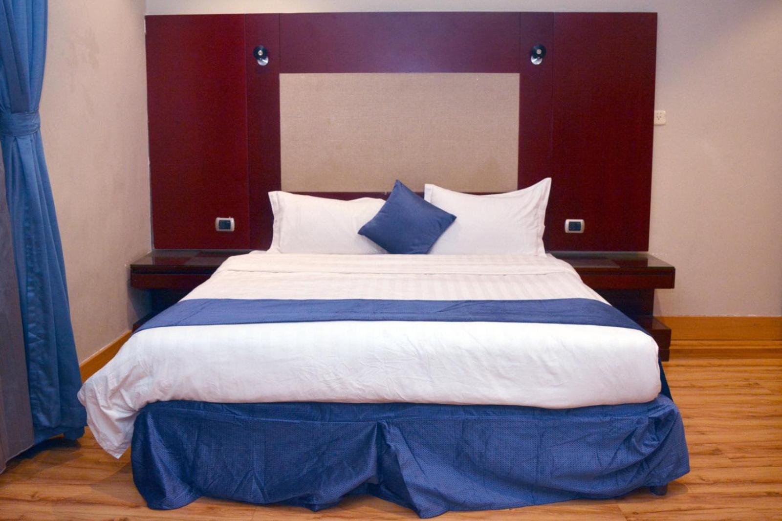 Deluxe One-Bedroom Apartment photo 1