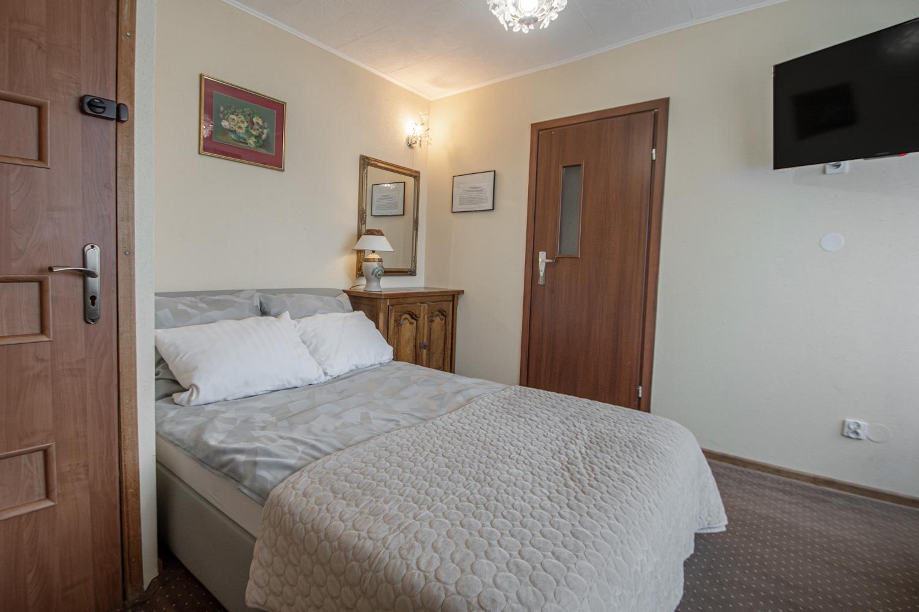 Double or Twin Room with Private Bathroom - Photo 3