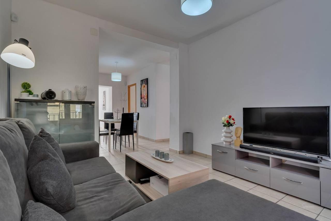 Apartamento de Dos Habitaciones con Terraza