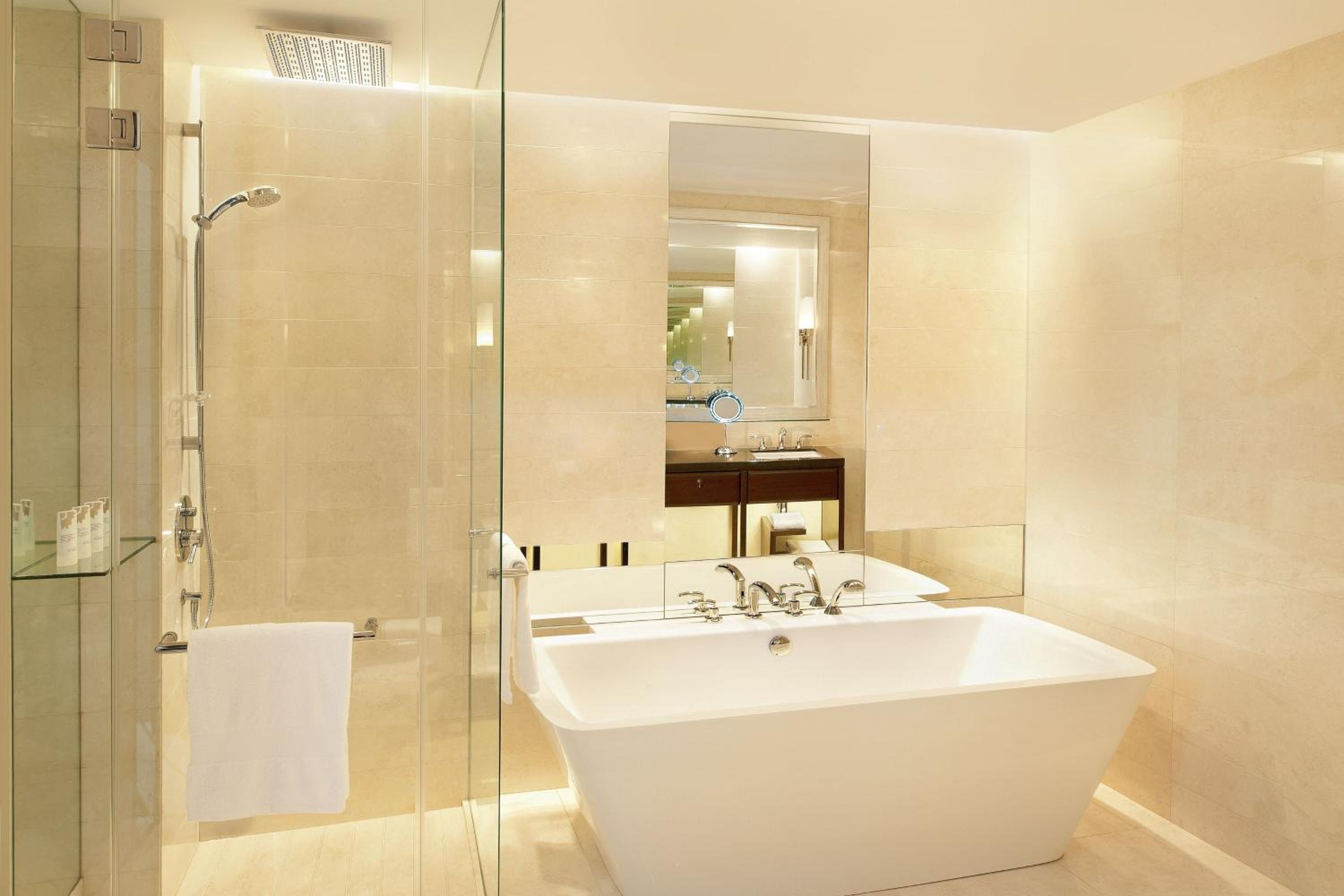 Grand Deluxe King Room with Skyline View photo 2