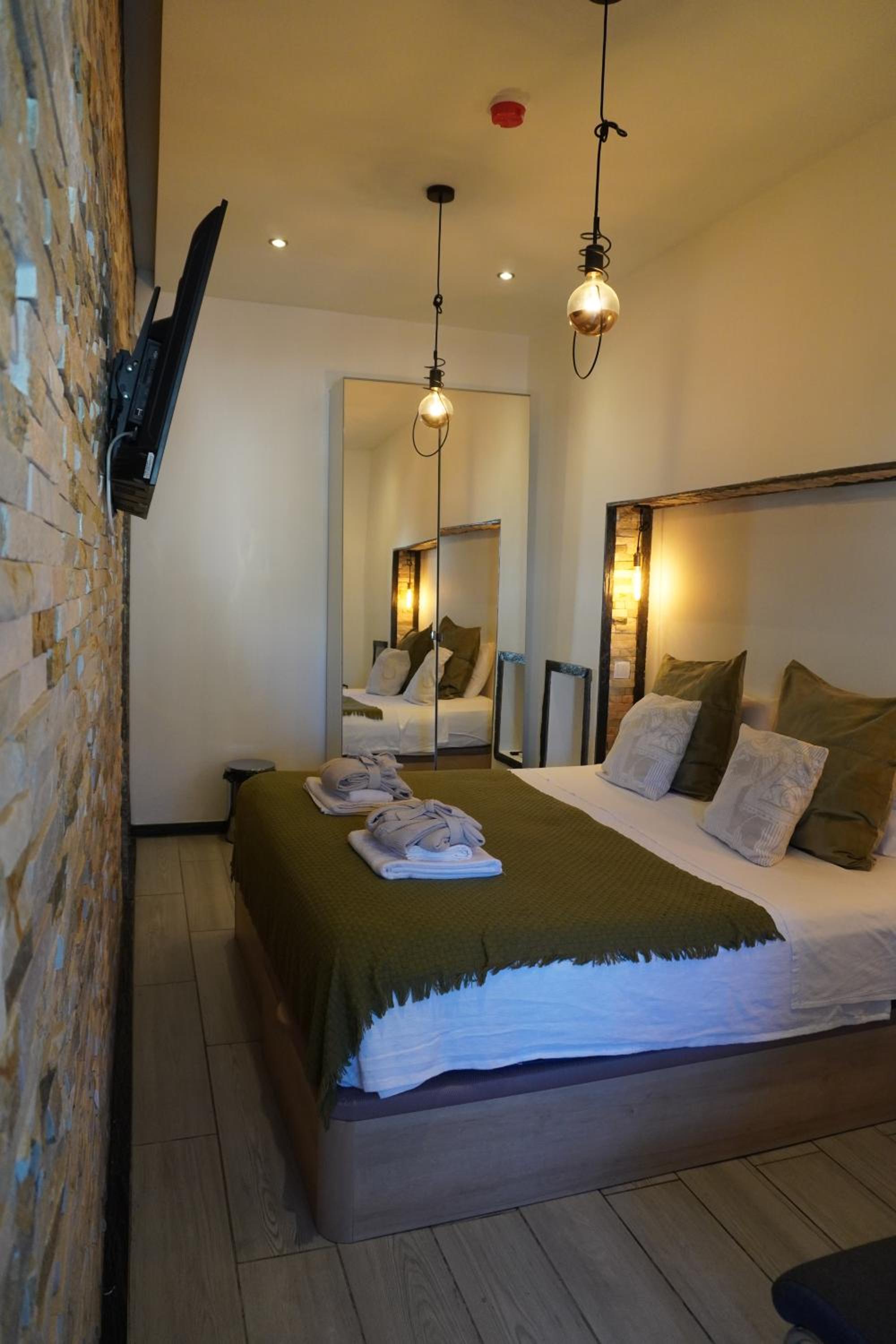 Double or Twin Room with Bathroom - Photo 13