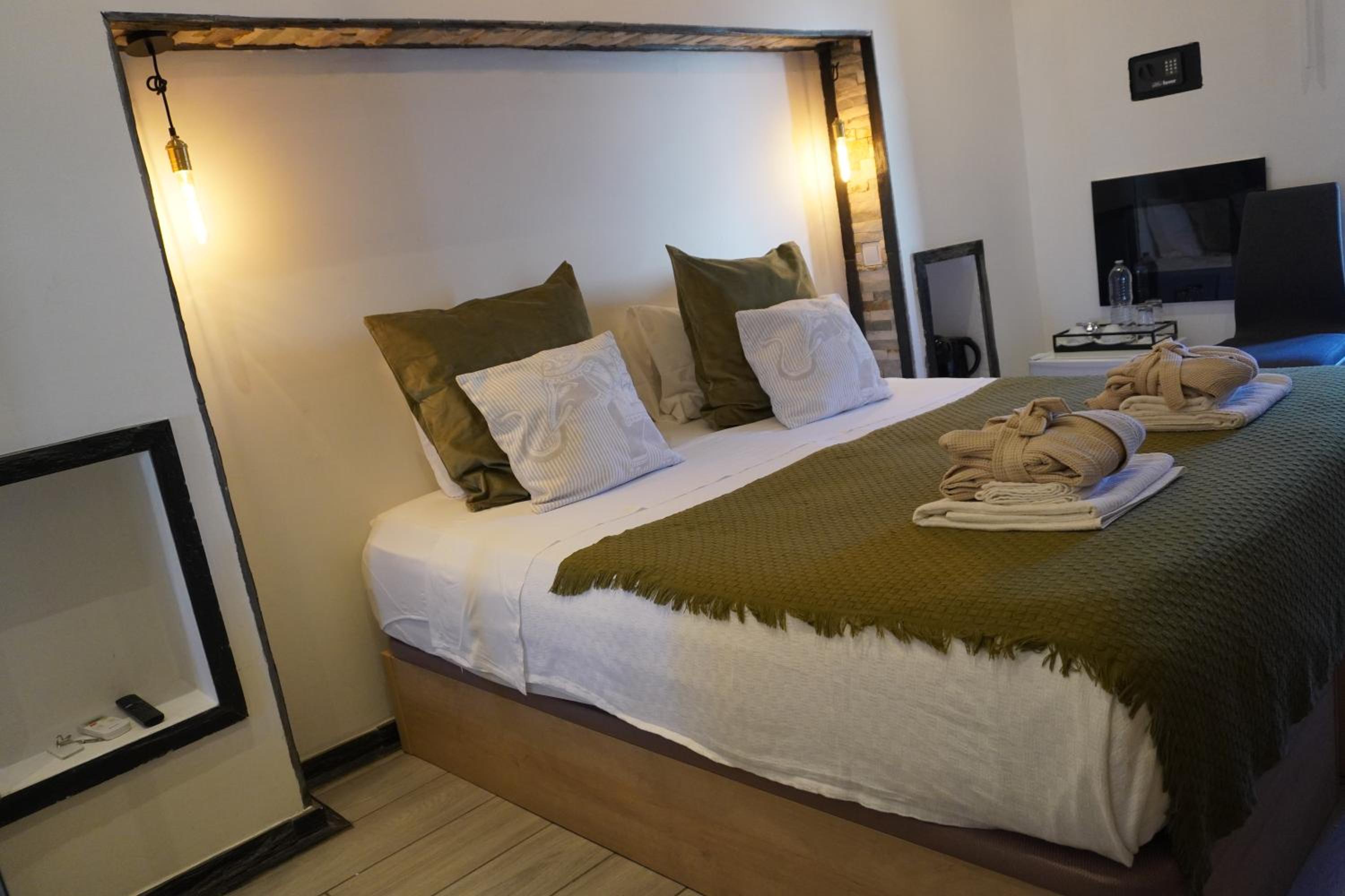 Double or Twin Room with Bathroom - Photo 11