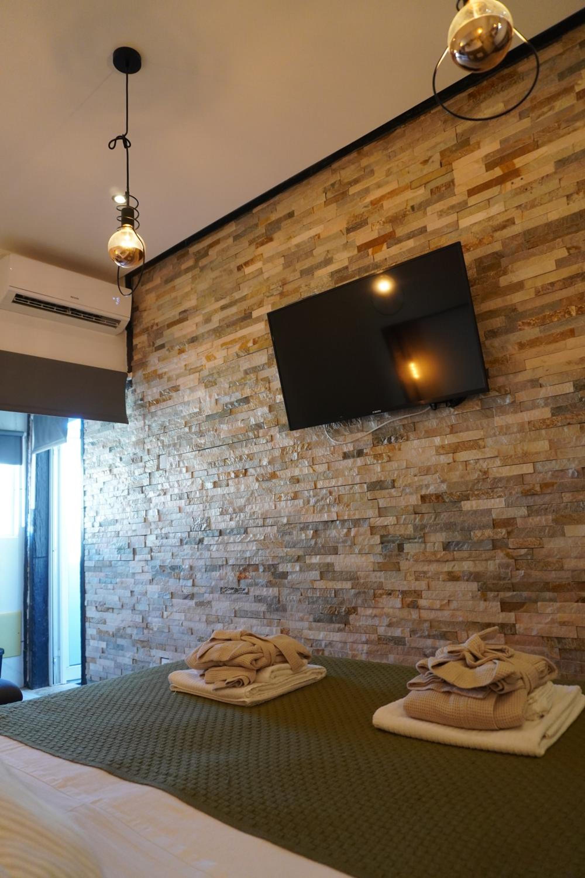 Double or Twin Room with Bathroom - Photo 7