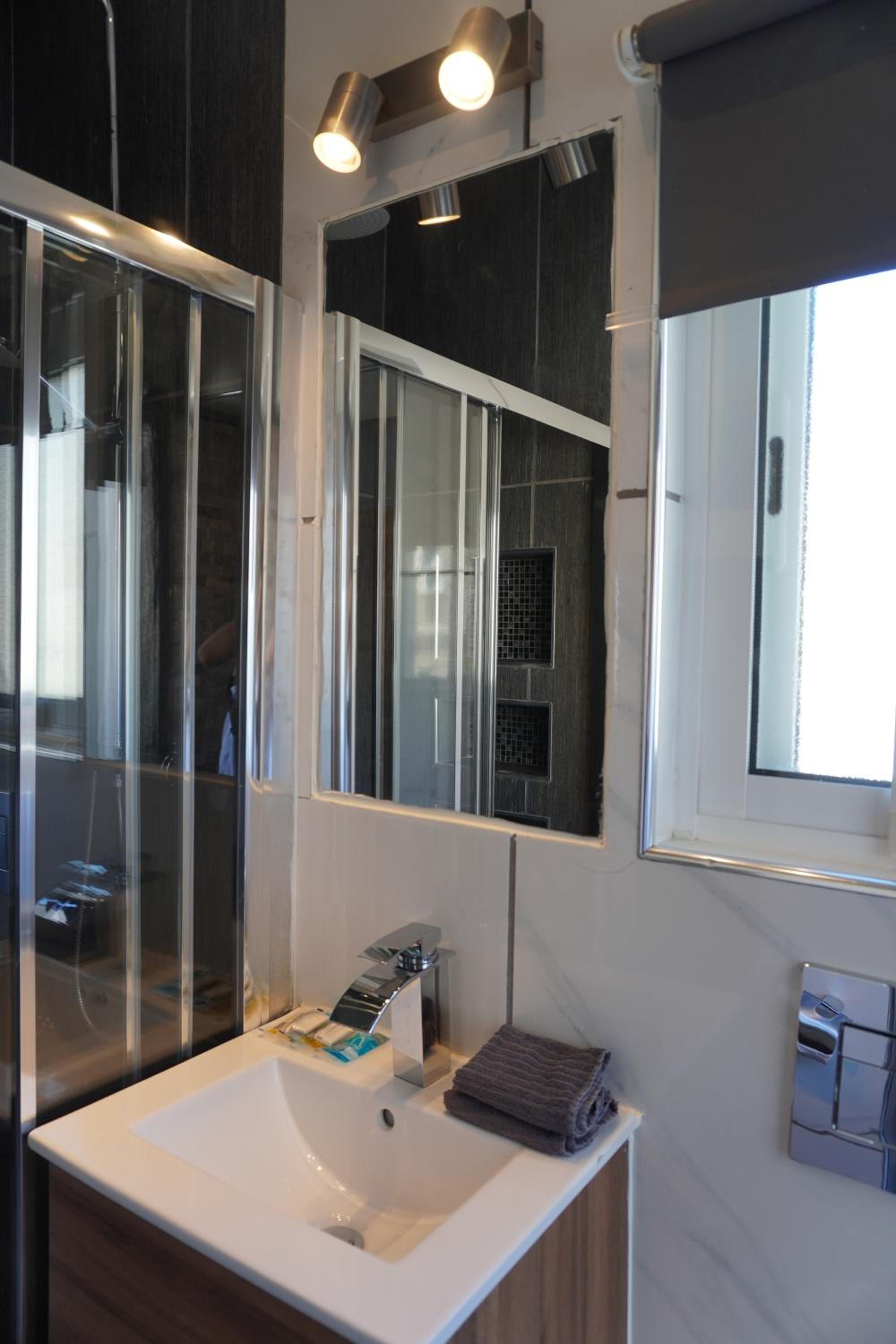 Double or Twin Room with Bathroom - Photo 21
