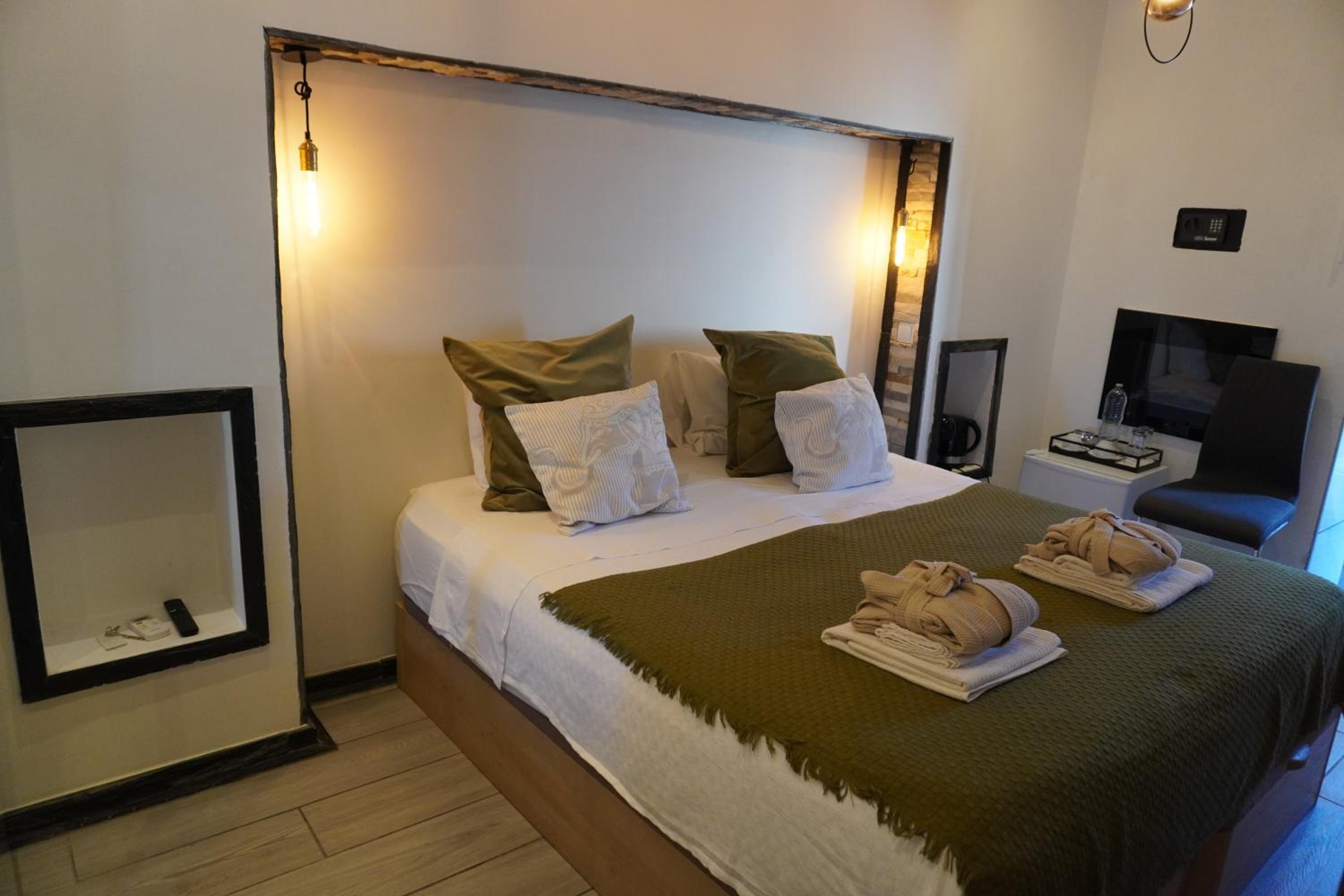 Double or Twin Room with Bathroom - Photo 12