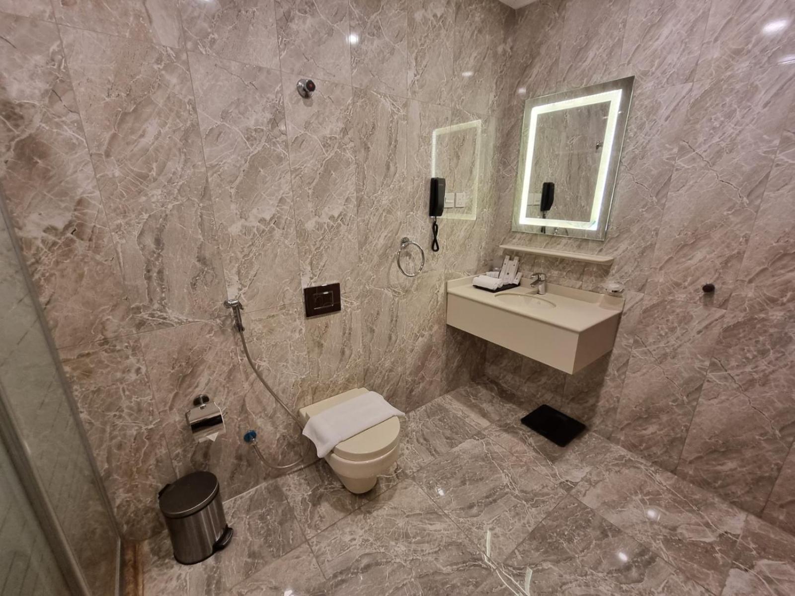 Standard King Room - Photo 3