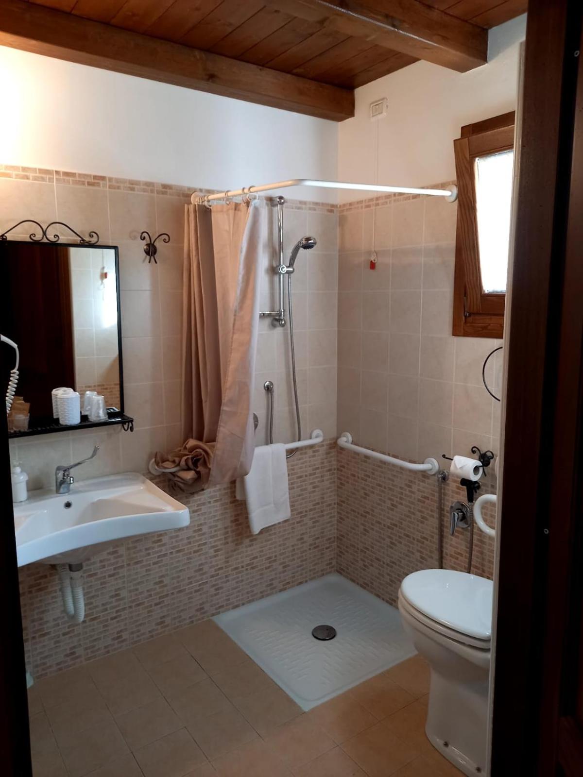 Quadruple Room - Disability Access photo 2