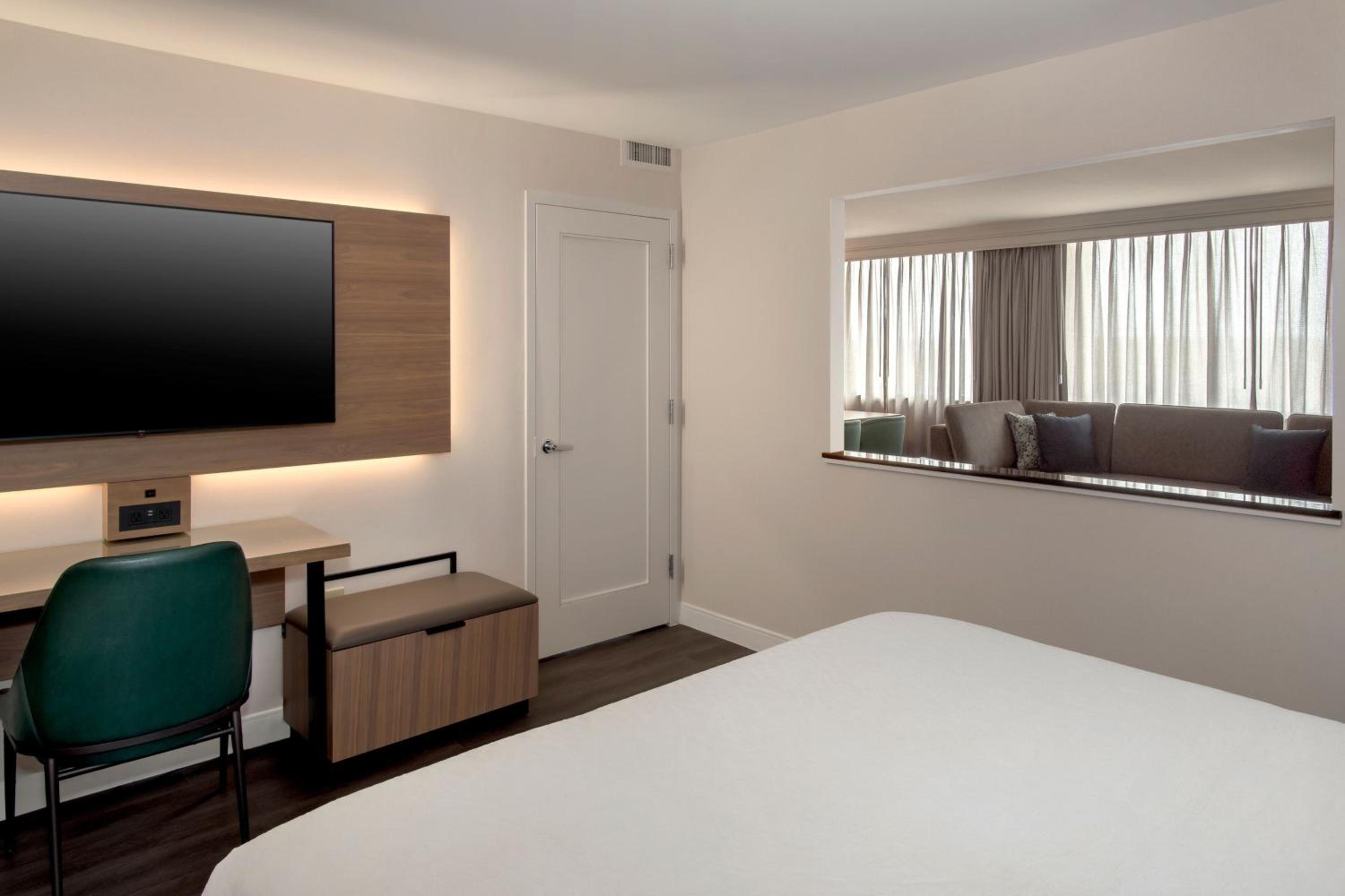 King Room with Adapted Tub - Mobility Accessible - Photo 2