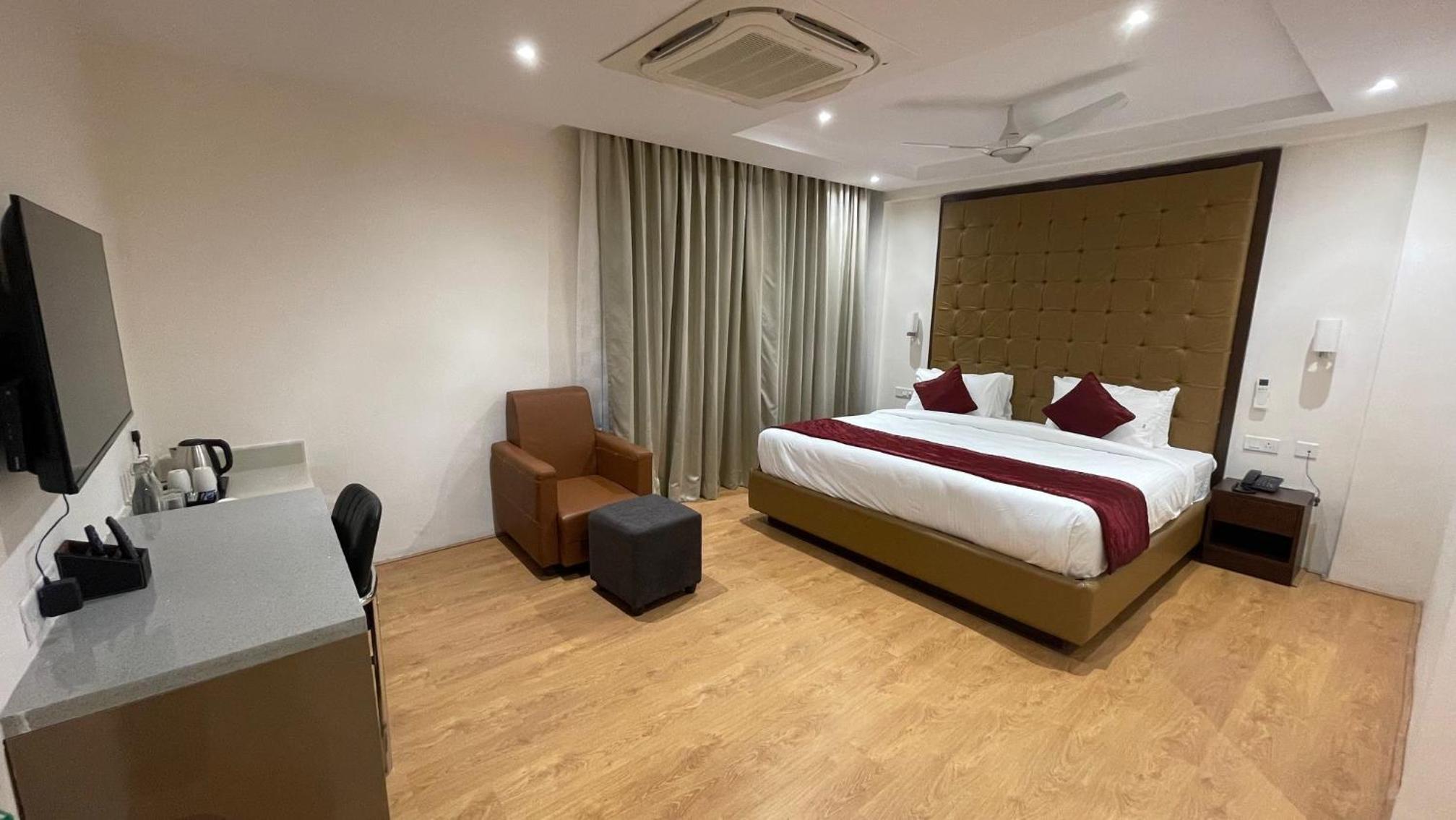 Standard King Room photo 3