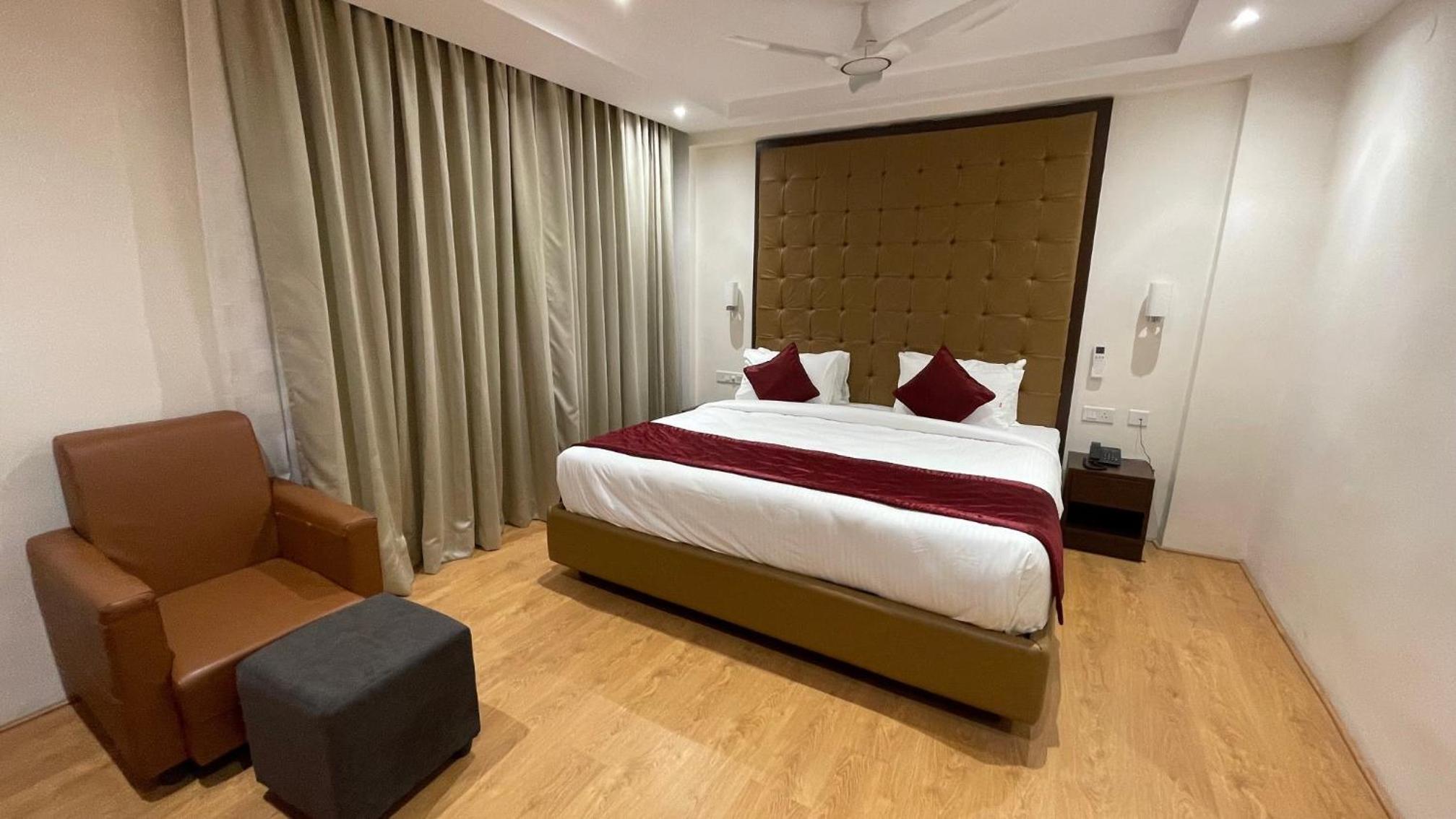 Standard King Room photo 2