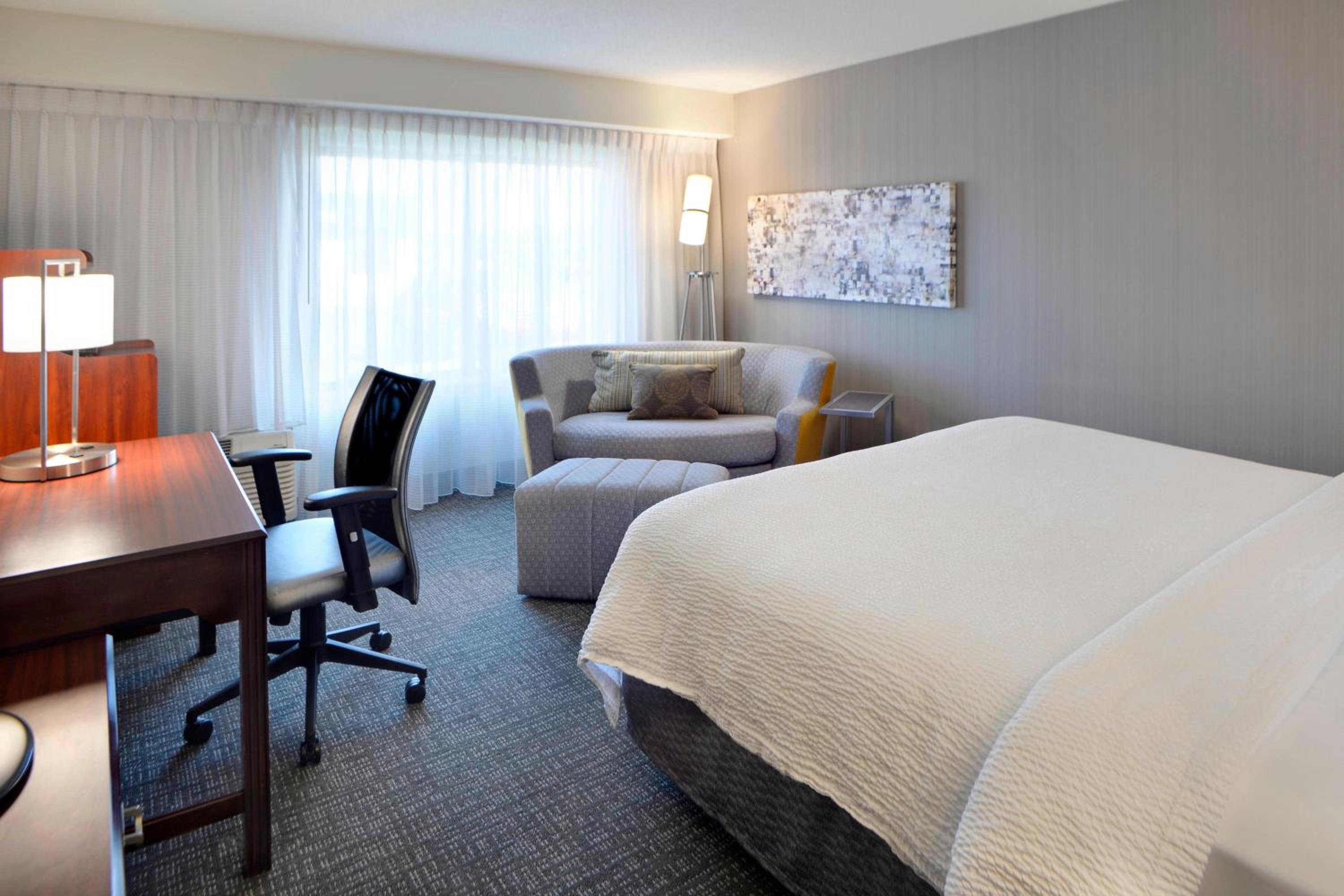King Room with Sofa Bed - Photo 4