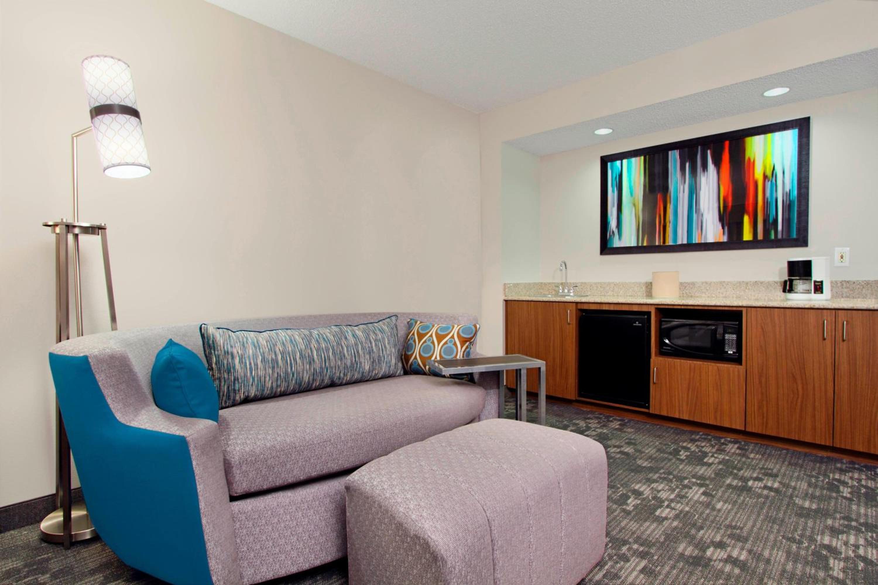 One-Bedroom Executive King Suite with Sofa Bed, Adapted Tub and Balcony - Mobility and Hearing Accessible