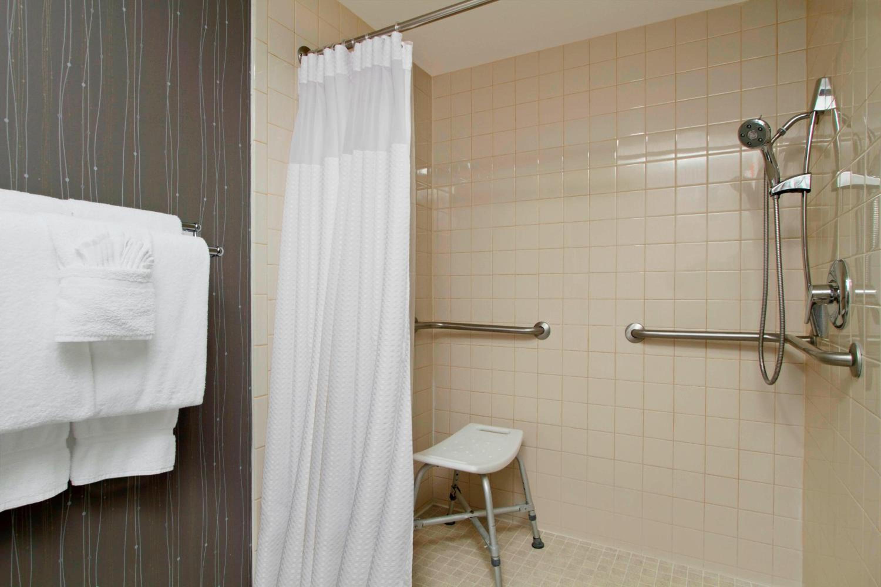Queen Room with Two Queen Beds with Adapted Tub and Balcony - Mobility and Hearing Accessible - Photo 5