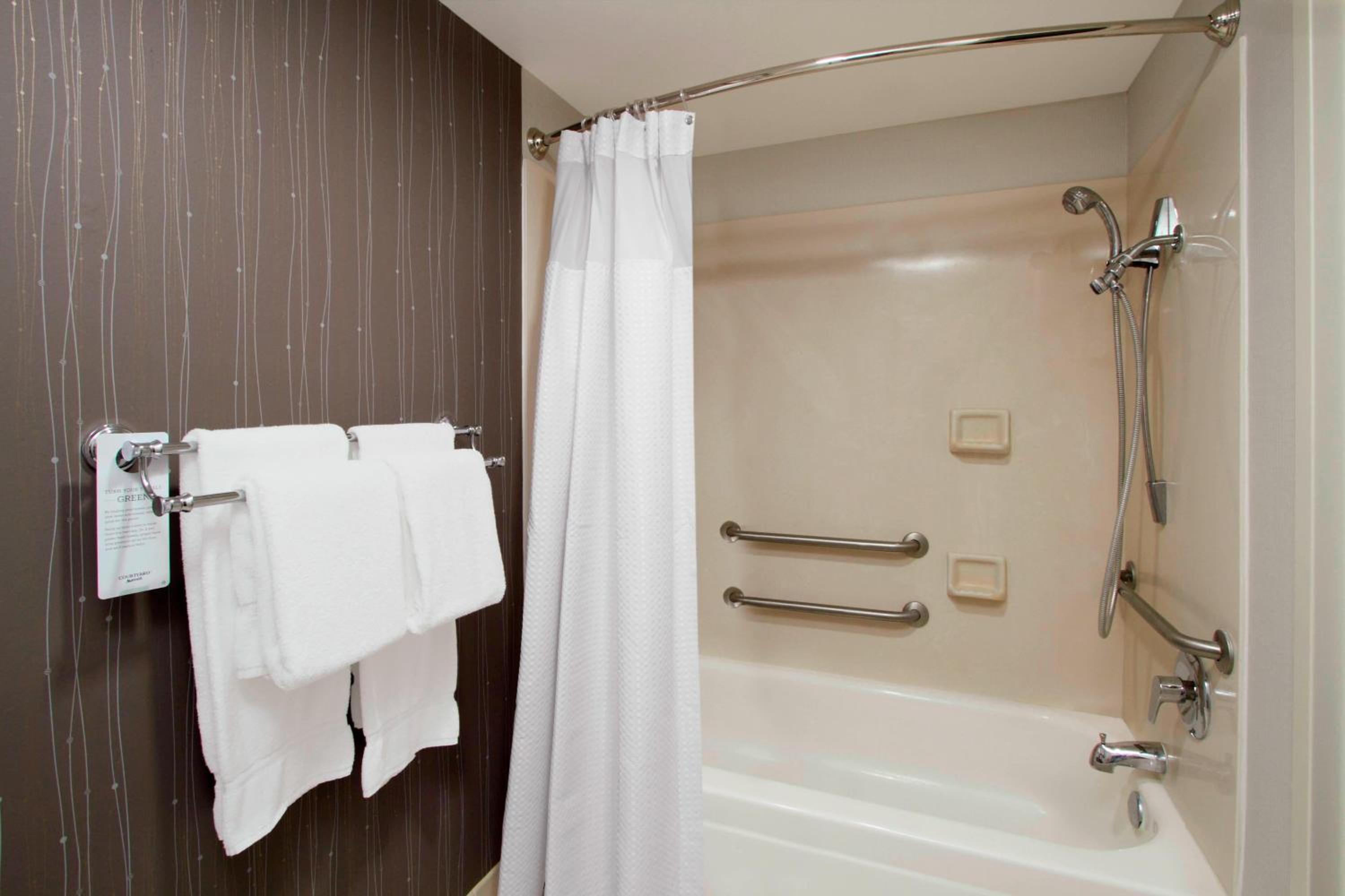 Queen Room with Two Queen Beds with Adapted Tub and Balcony - Mobility and Hearing Accessible - Photo 4