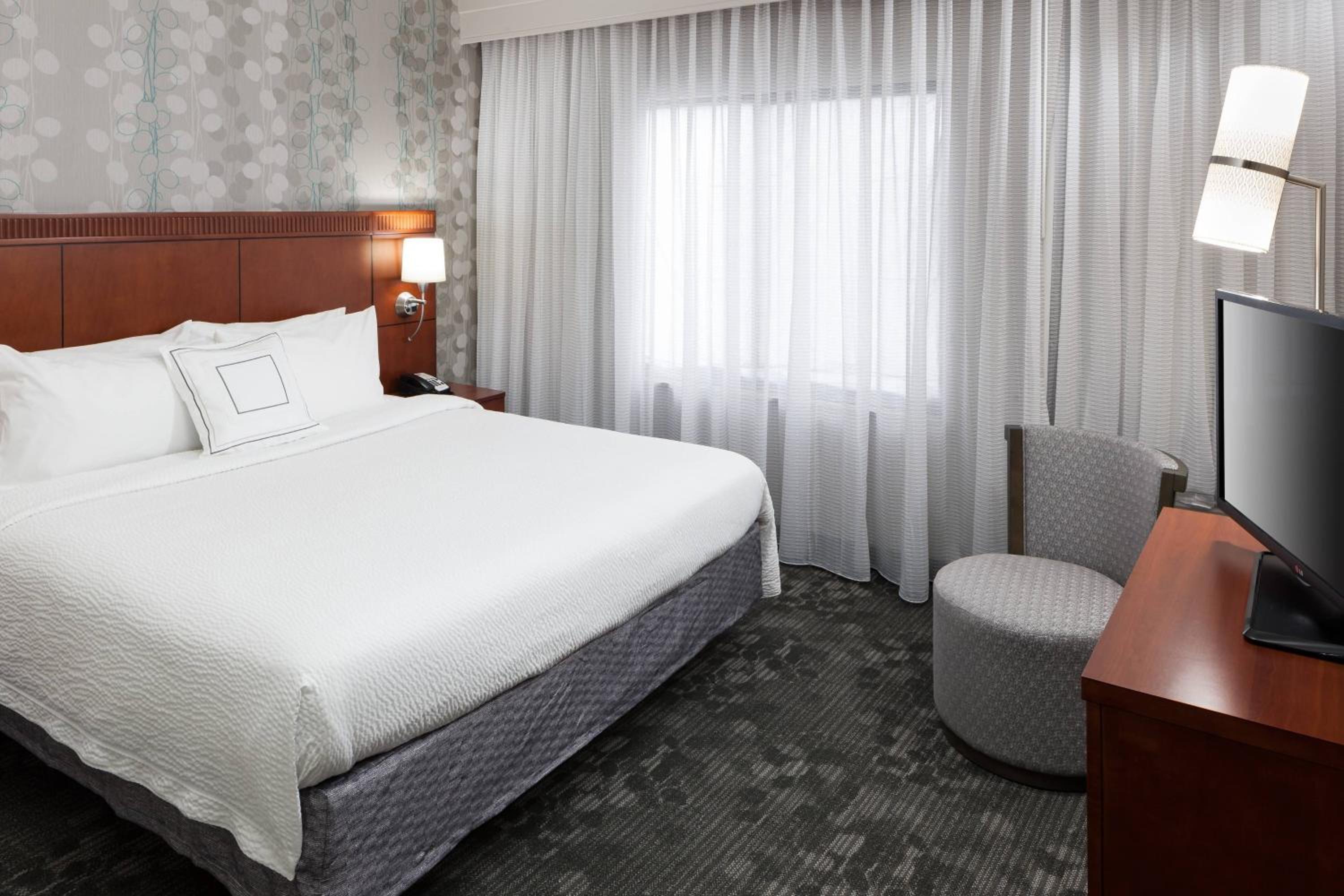 One-Bedroom King Suite with Sofa Bed and Courtyard View - Hearing Accessible
