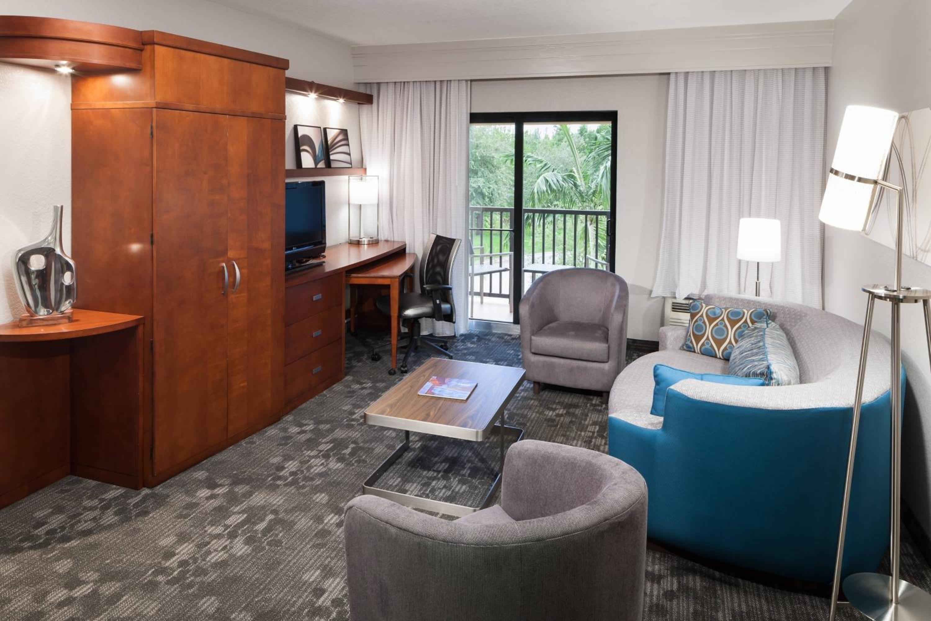 One-Bedroom King Suite with Sofa Bed and Courtyard View - Hearing Accessible thumbnail 5