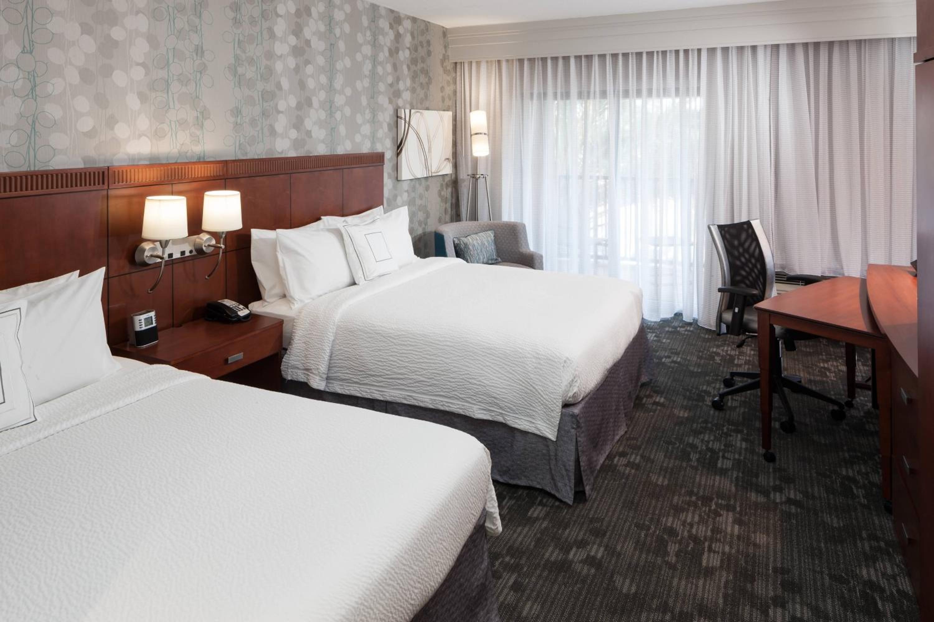 Queen Room with Two Queen Beds - Photo 5