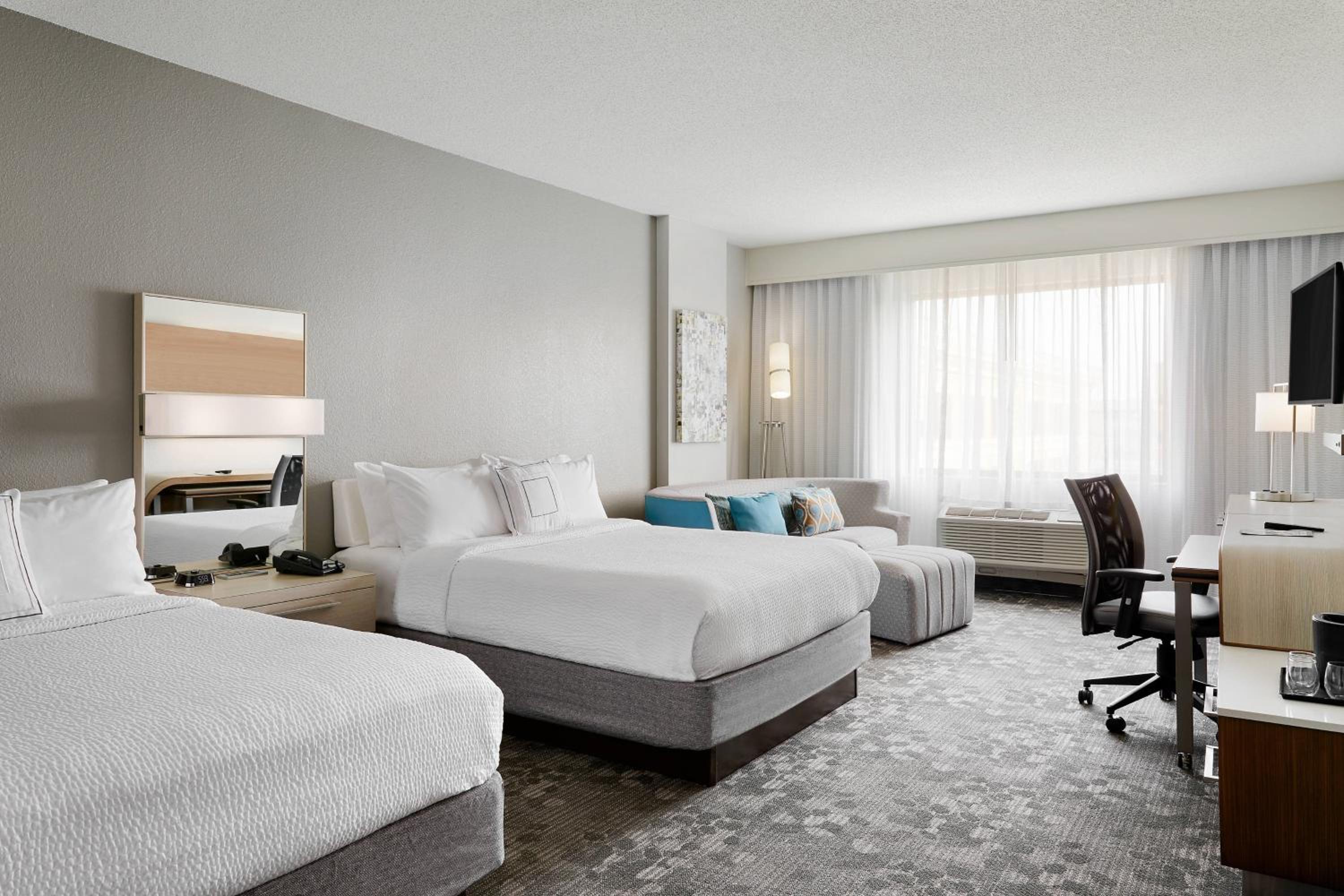 Larger Guest room, 2 Queen, Sofa bed   - Photo 4