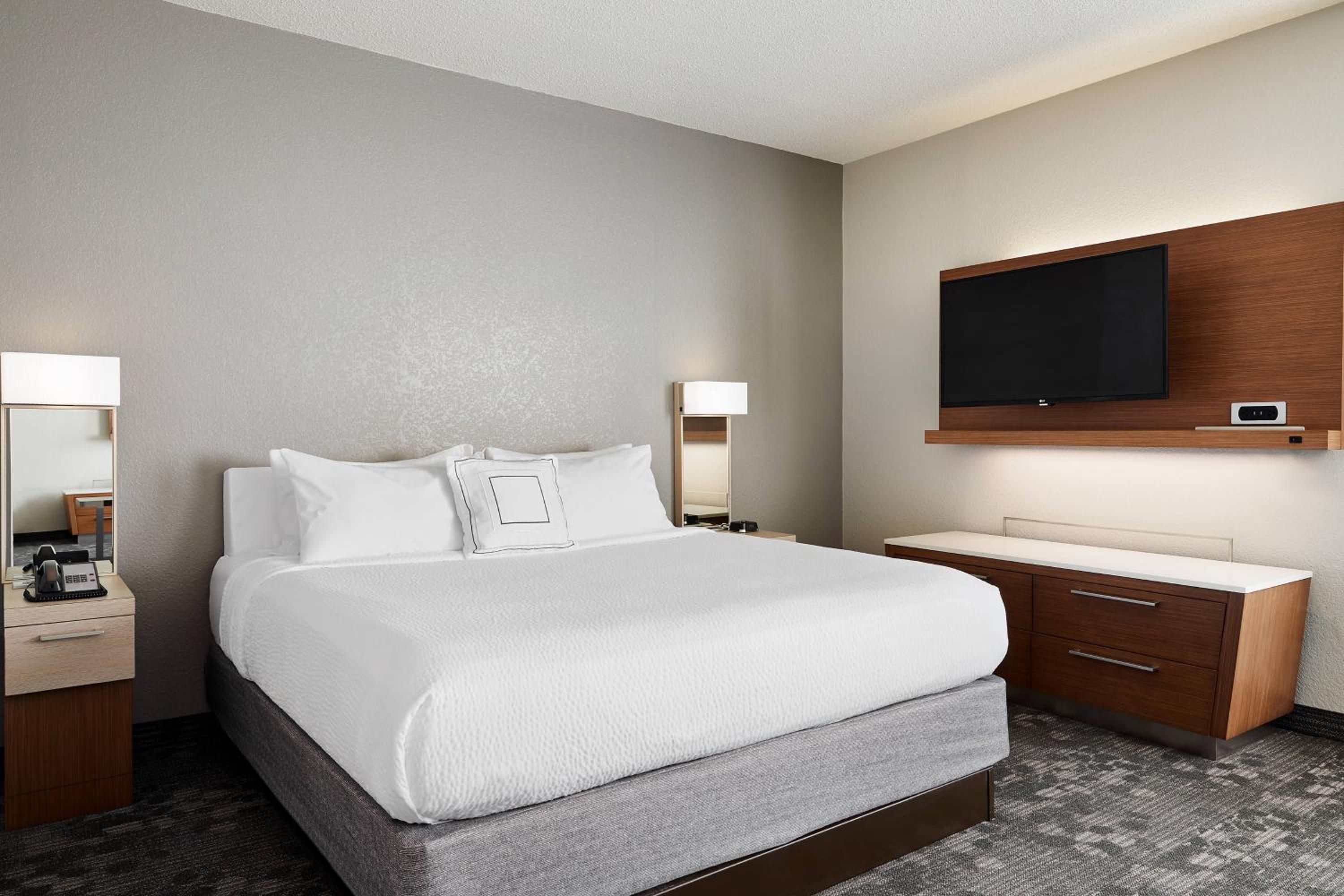 One Room Corner Suite, Larger Guest room, 1 King, Sofa bed