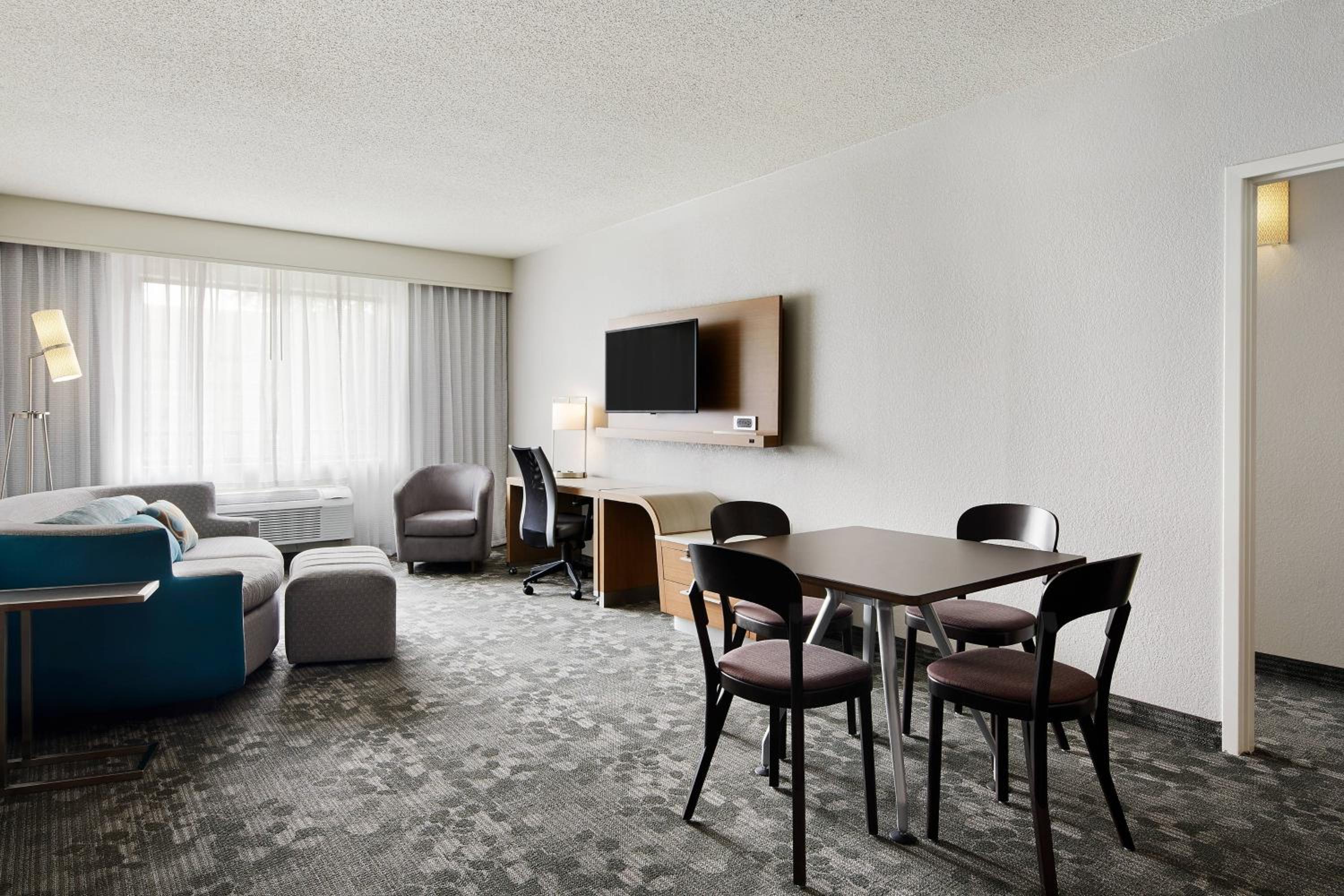 1 Bedroom 2 room Suite, 1 King, Sofa bed - Photo 4