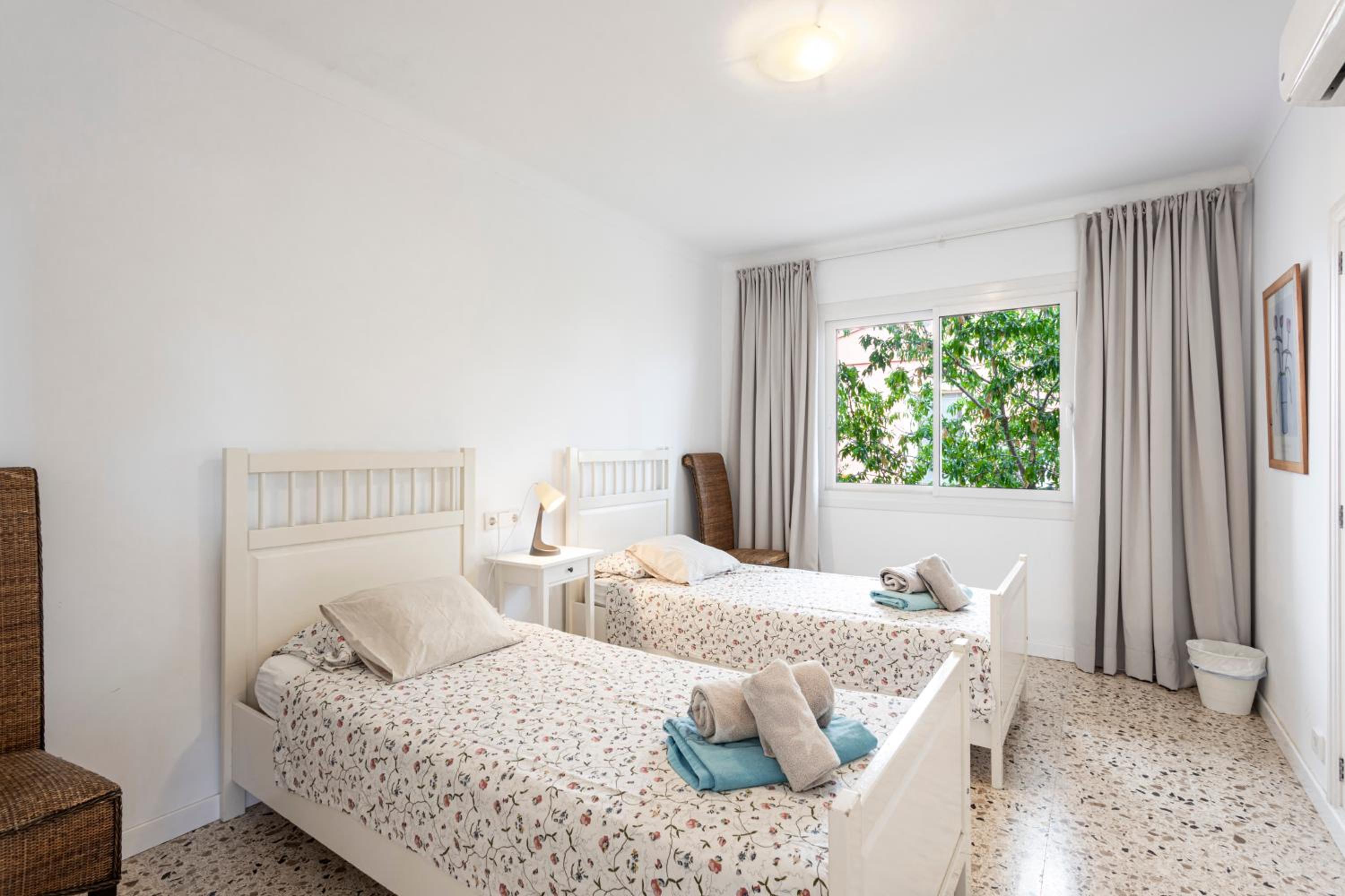 Six-Bedroom House photo 3