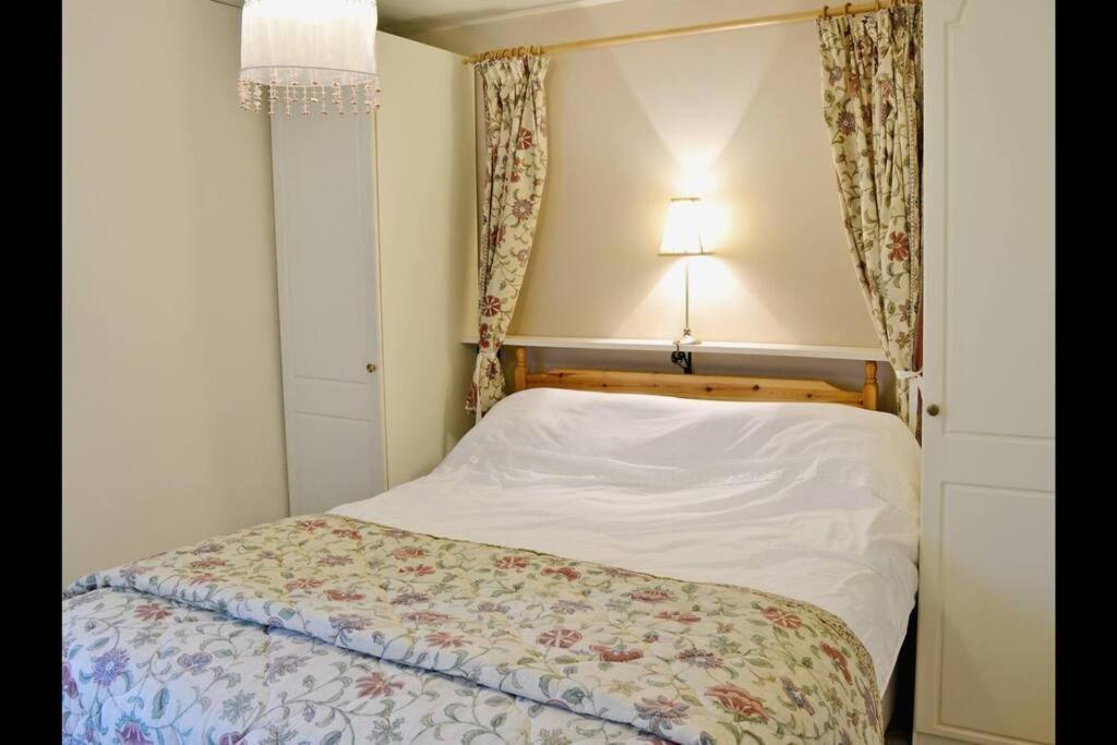 Five-Bedroom House photo 2