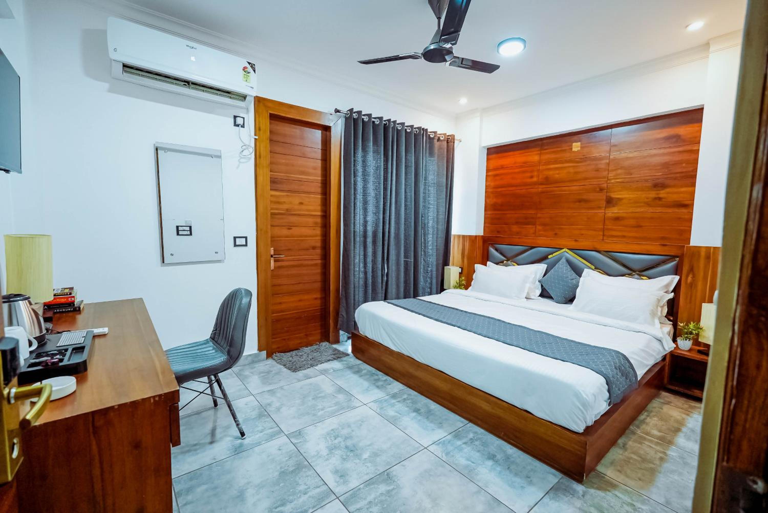 Deluxe King Room photo 3