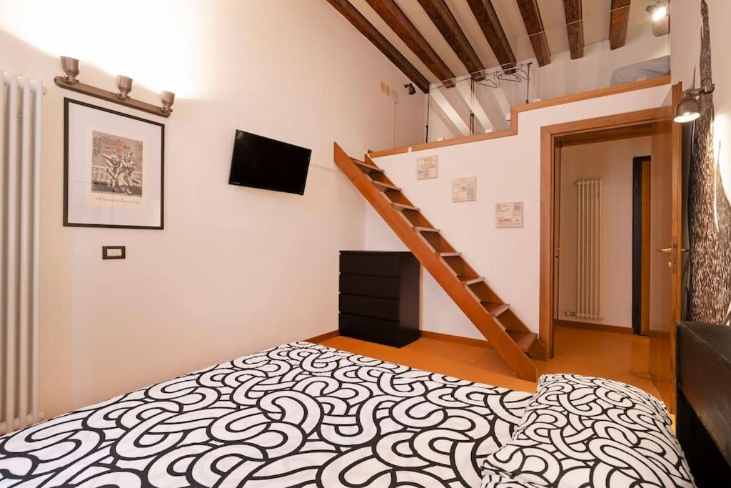 One-Bedroom Apartment photo 3