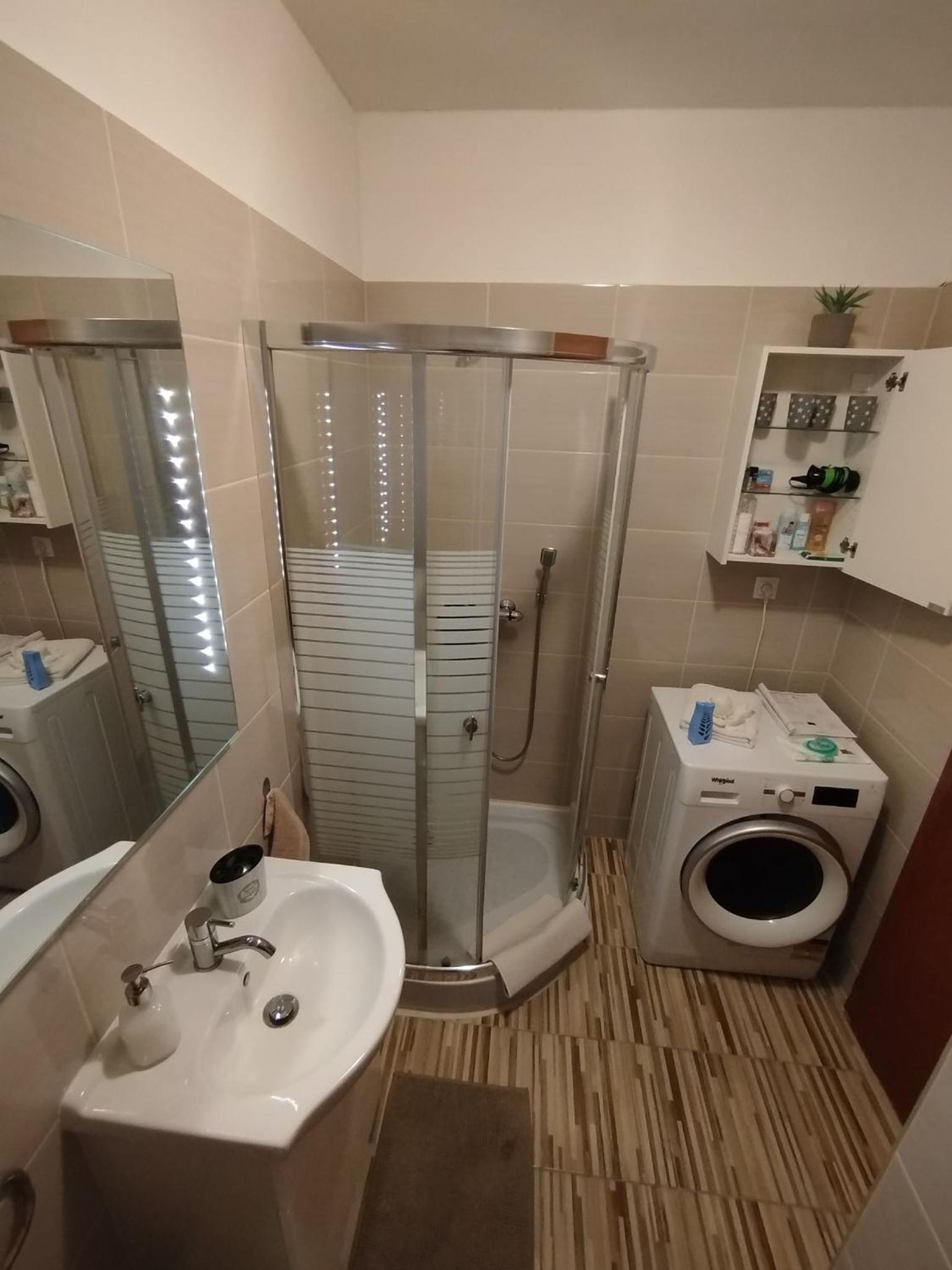 One-Bedroom Apartment - Photo 3