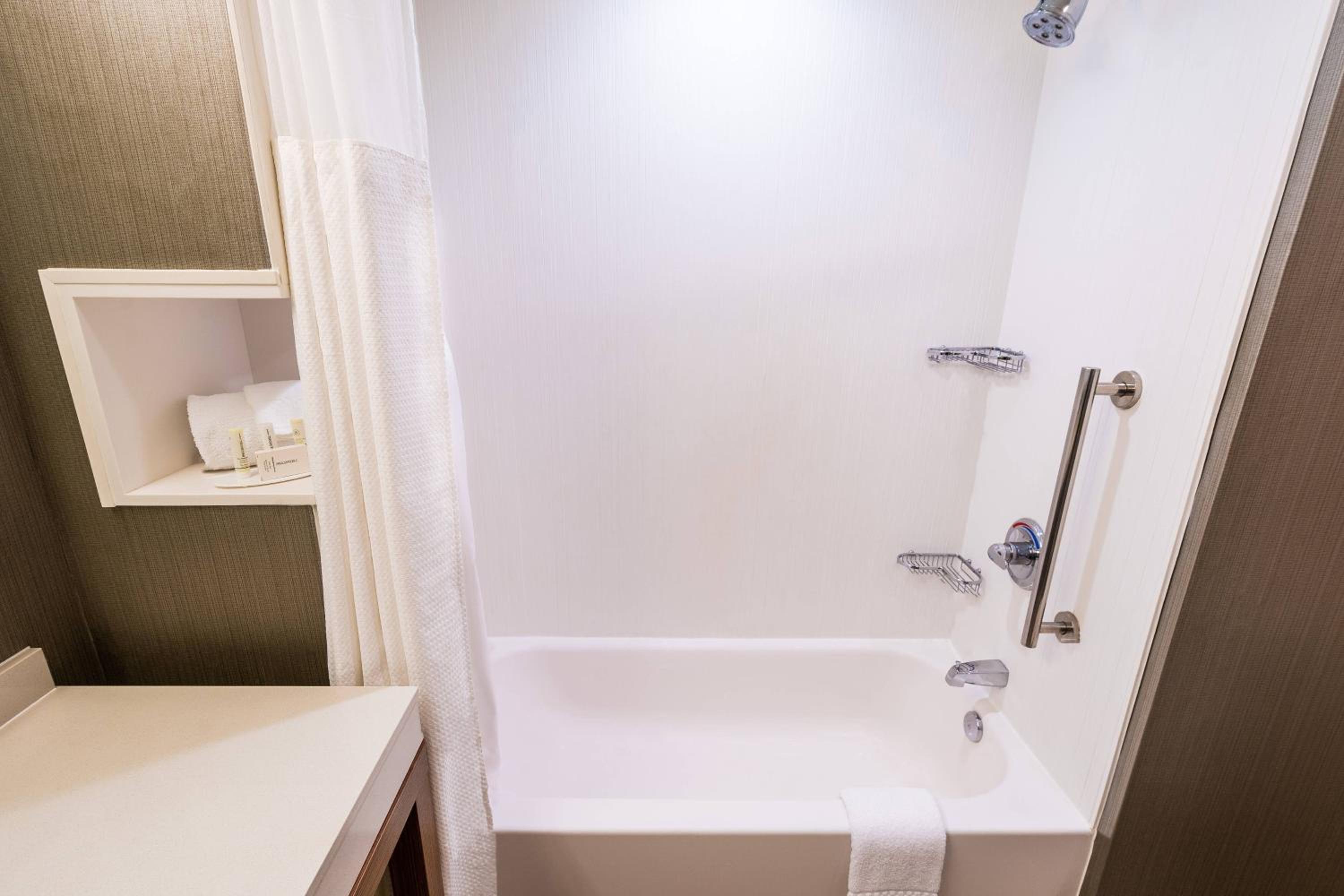 Queen Room with Two Queen Beds and Bathtub - Mobility Access/Hearing Accessible