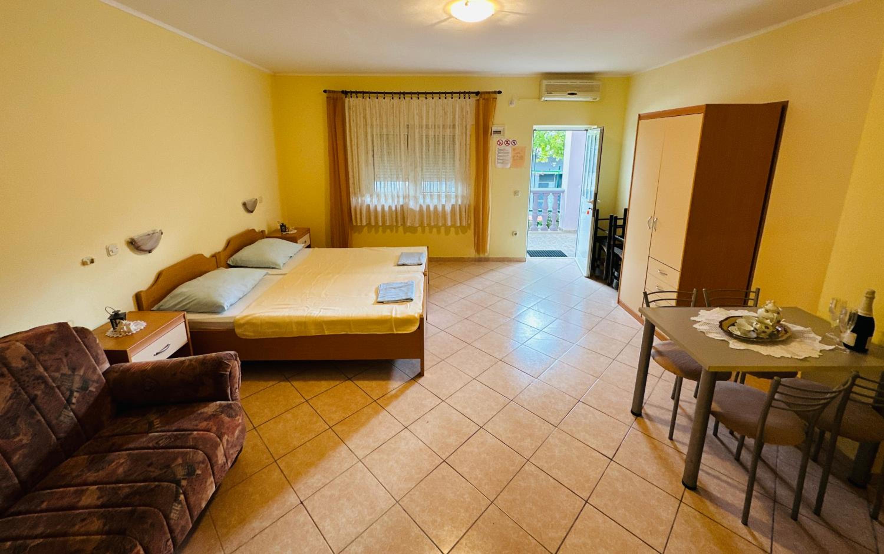 One-Bedroom Apartment photo 2