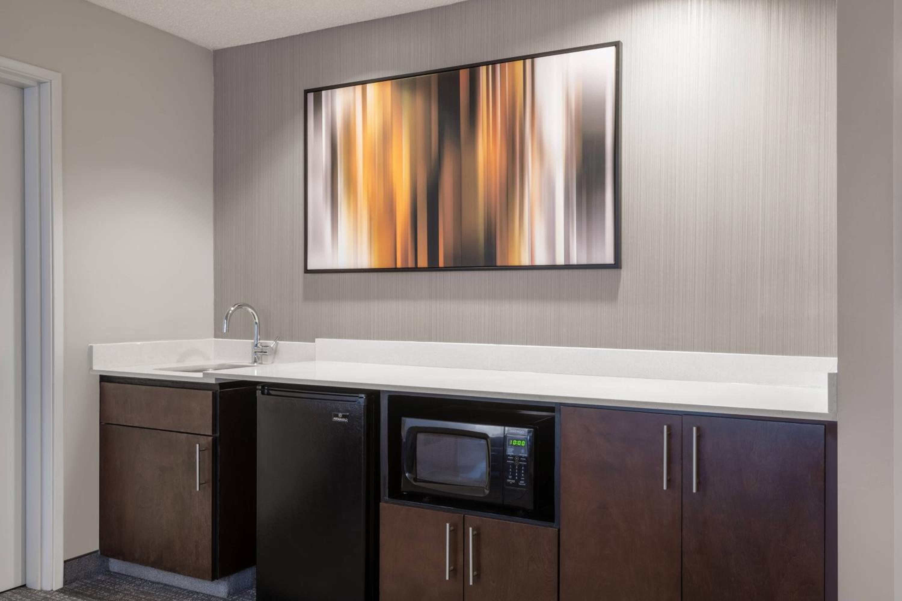 1 Bedroom 2 room Suite, 1 King, Sofa bed - Photo 4
