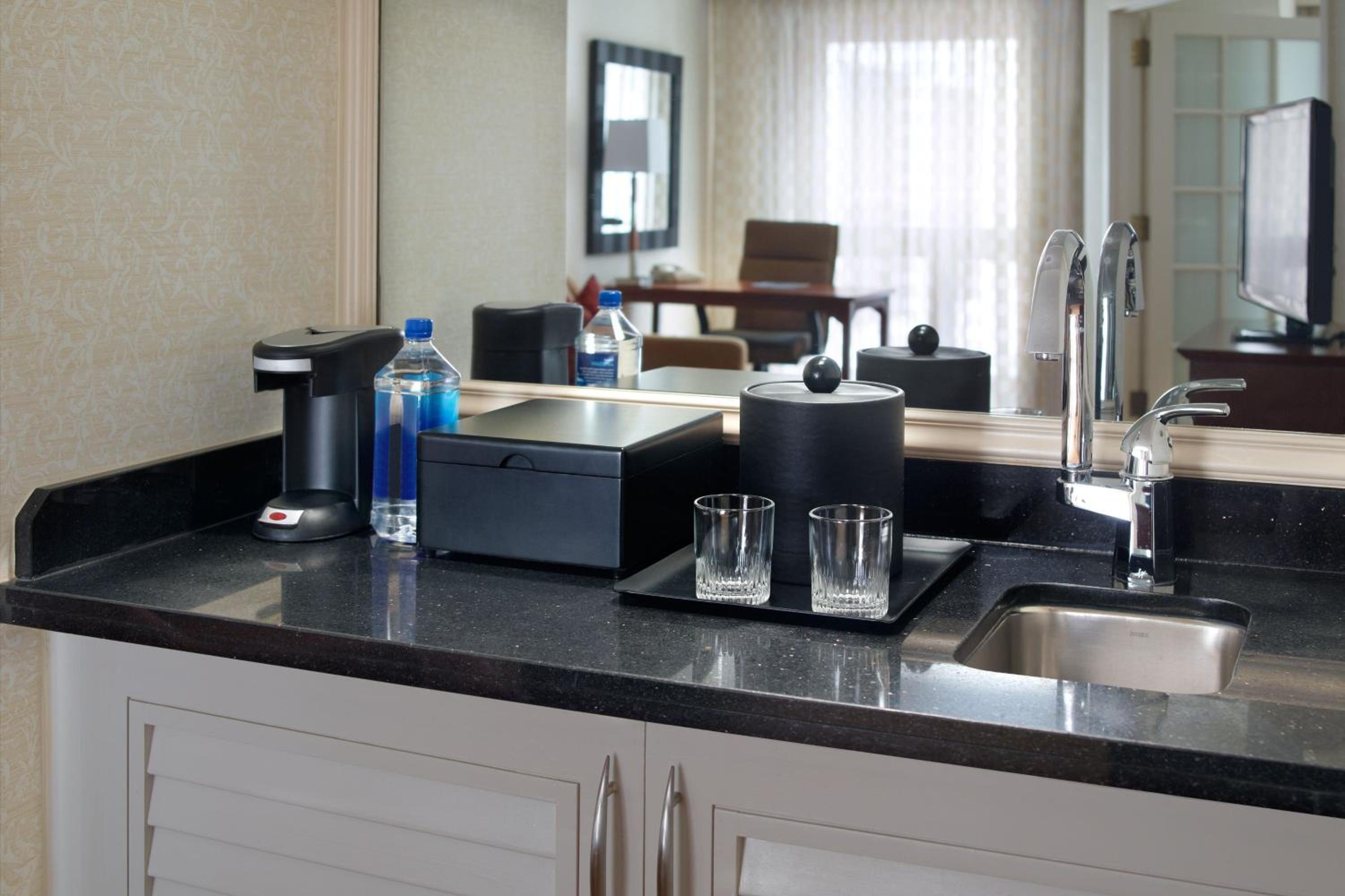 One-Bedroom King Suite with Sofa Bed - Photo 9