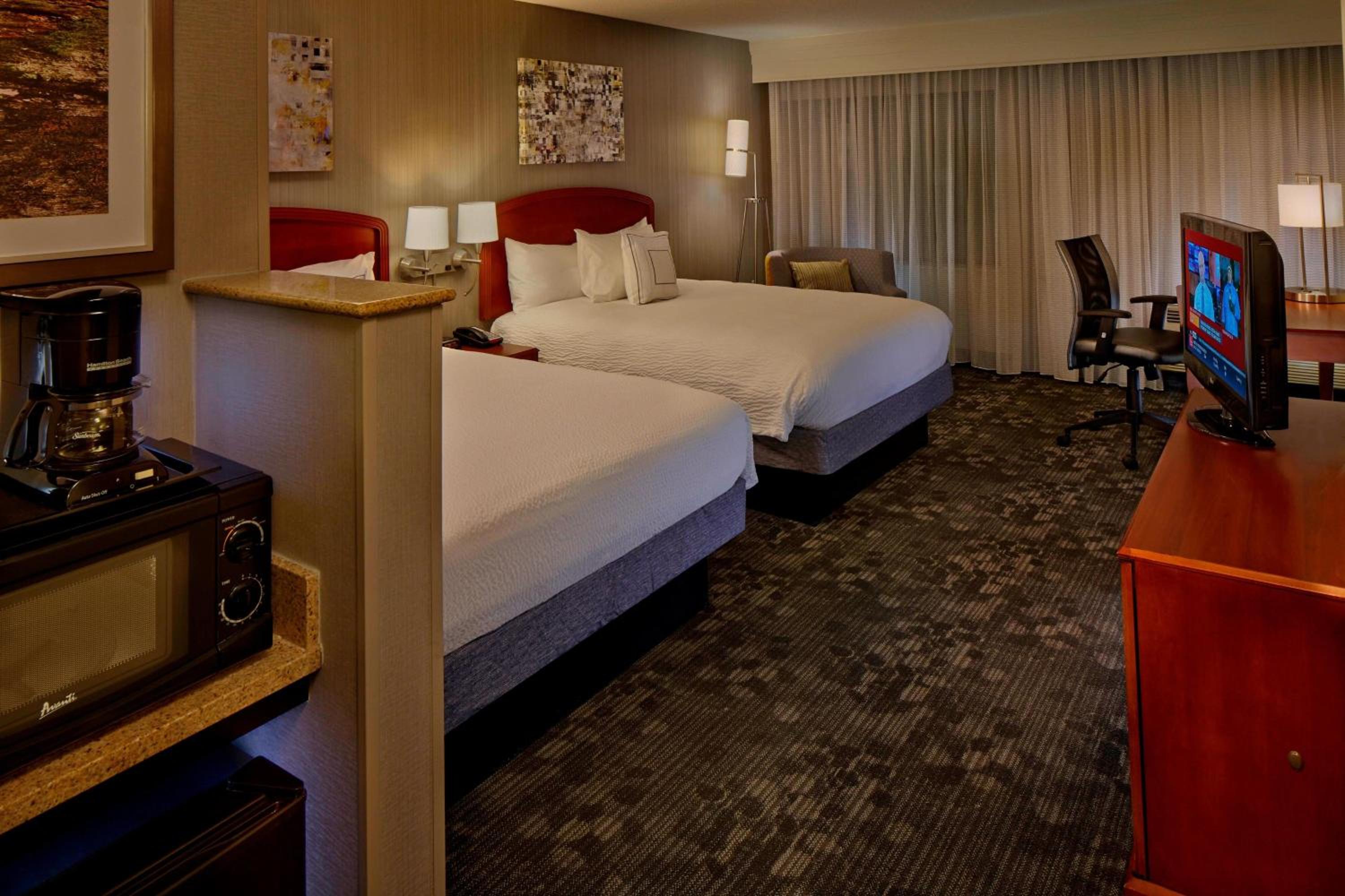 Queen Room with Two Queen Beds - Photo 5