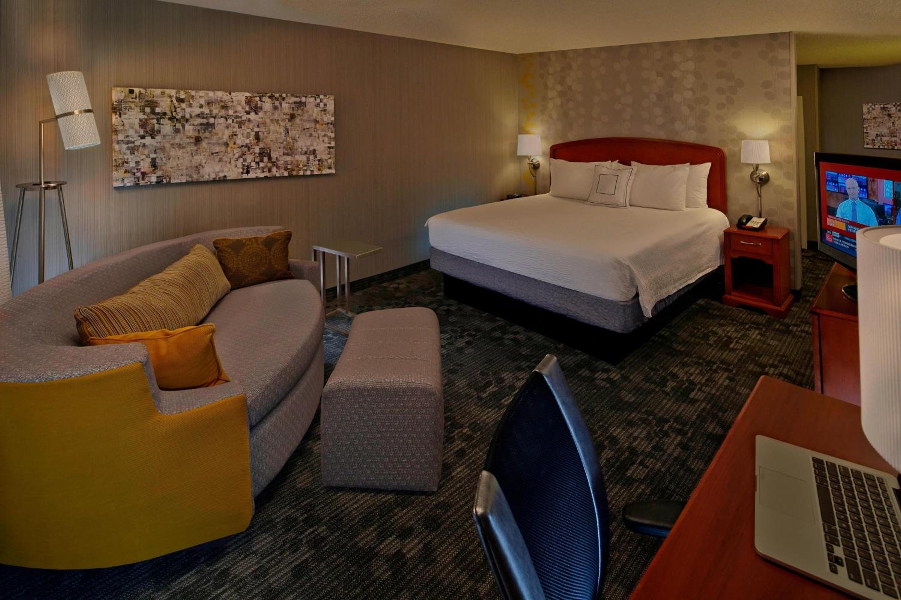 King Room with Sofa Bed - Photo 1