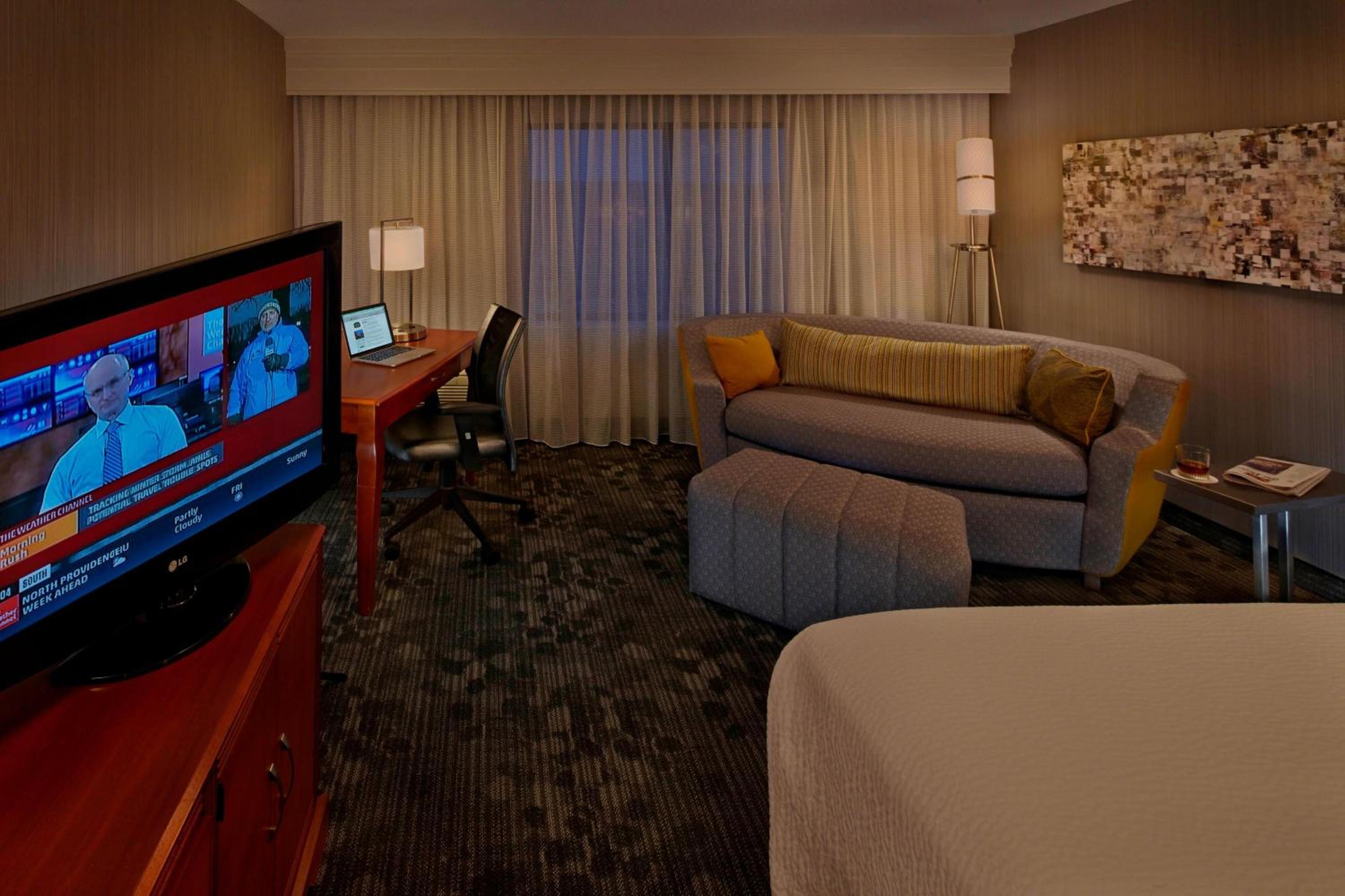 King Room with Sofa Bed - Photo 4