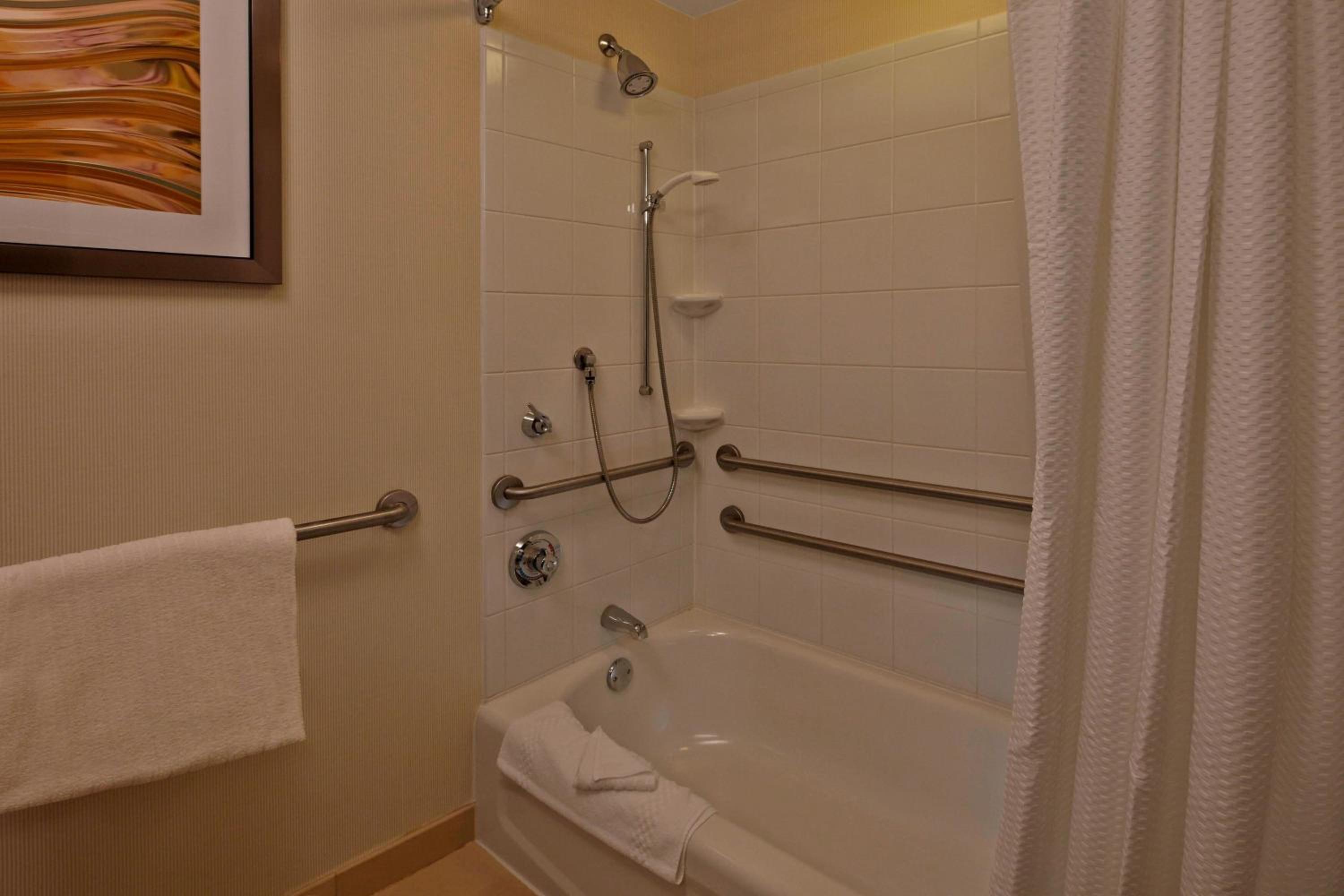 Queen Room with Two Queen Beds - Photo 2