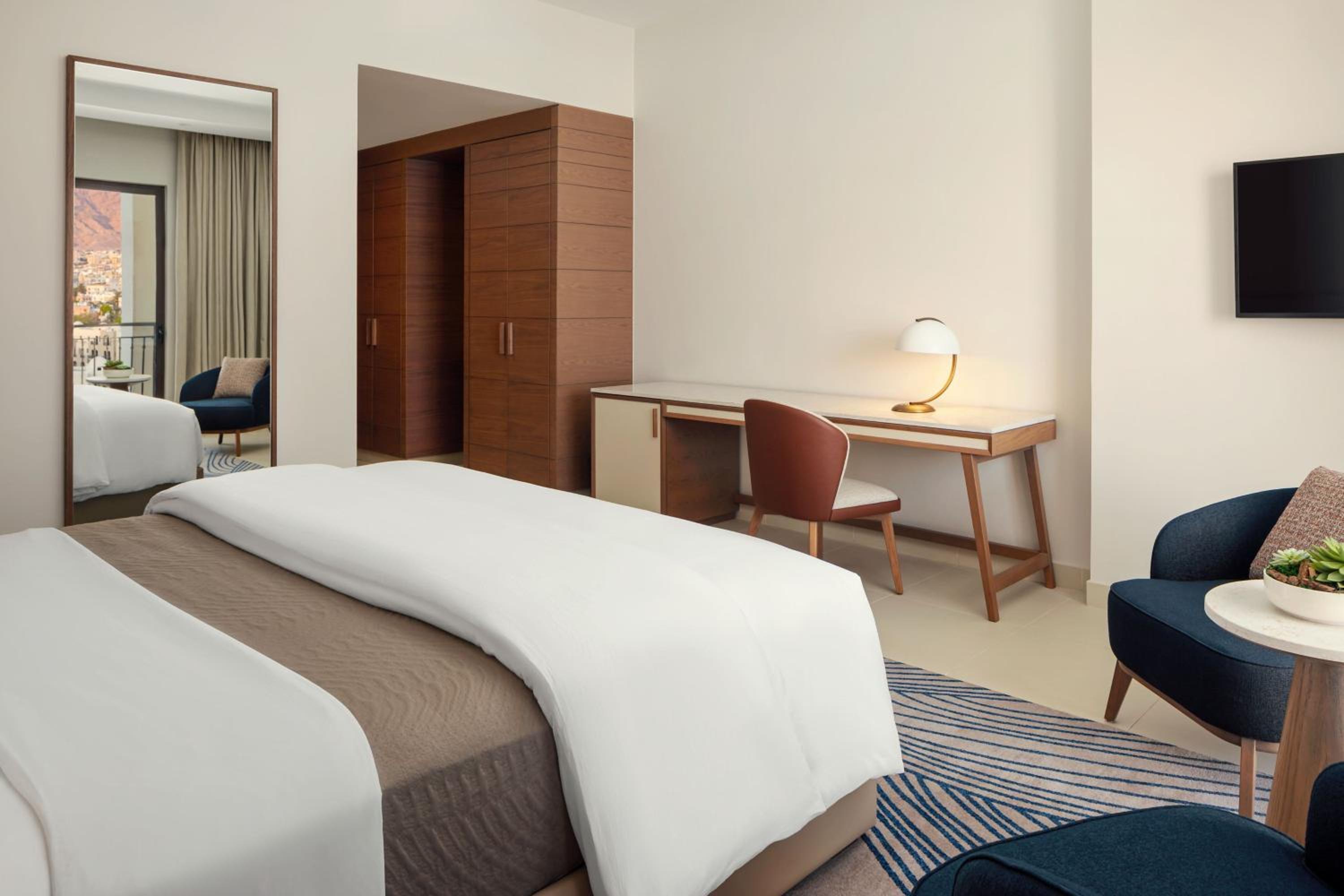 Classic King Room with Balcony - Mountain View - Photo 1
