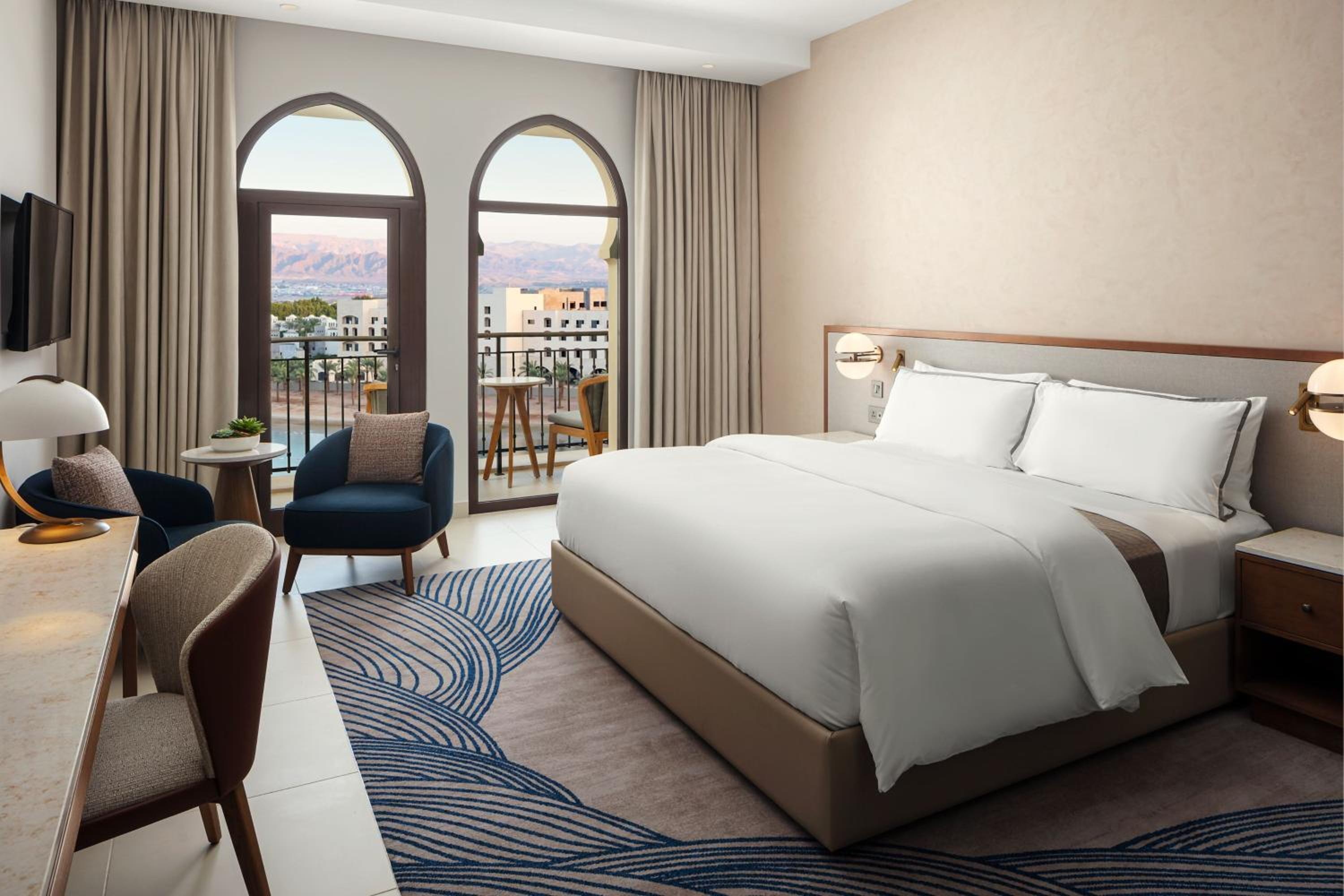Superior King Room with Balcony - Pool View - Photo 2