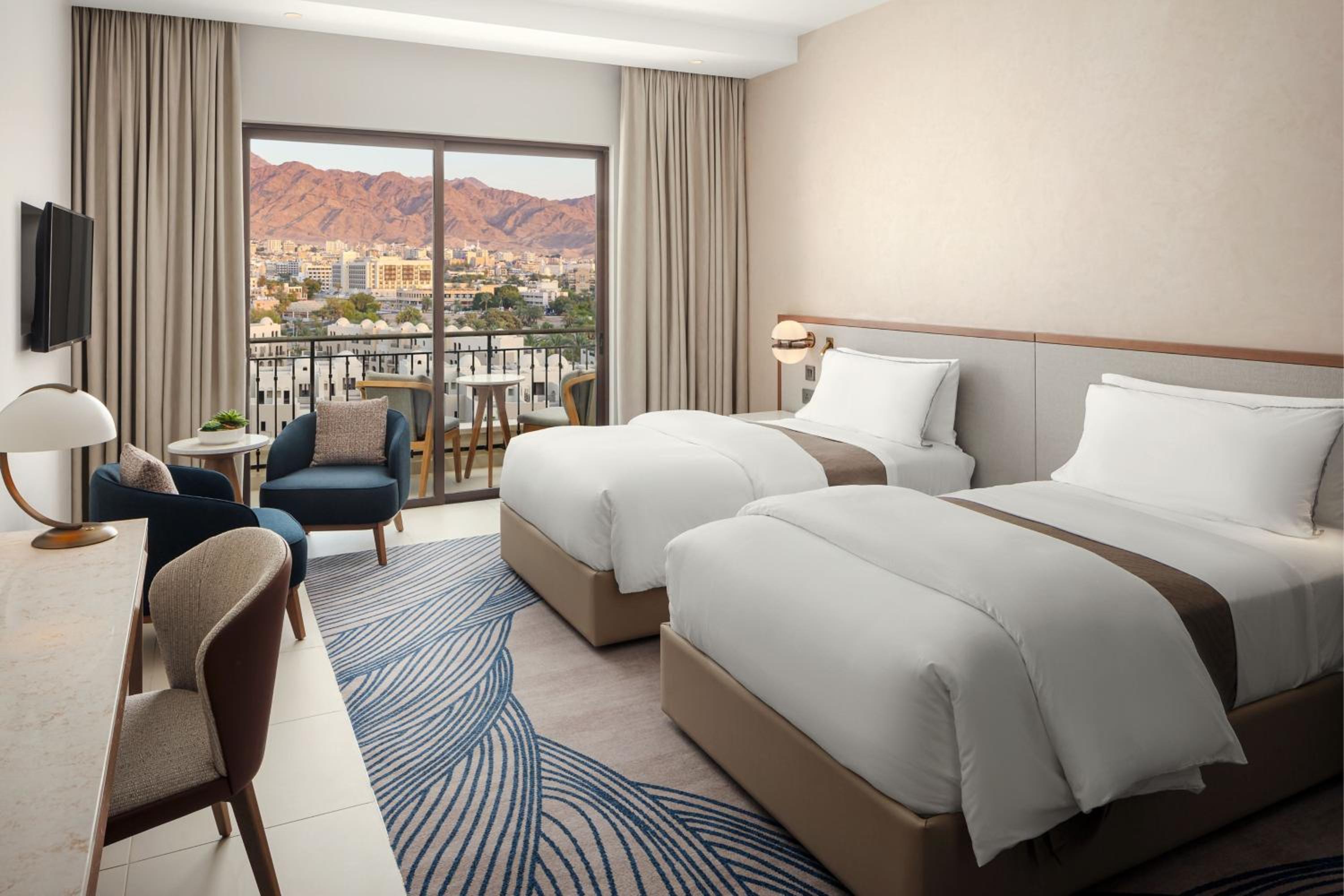 Classic Twin Room with Balcony - Mountain View - Photo 1